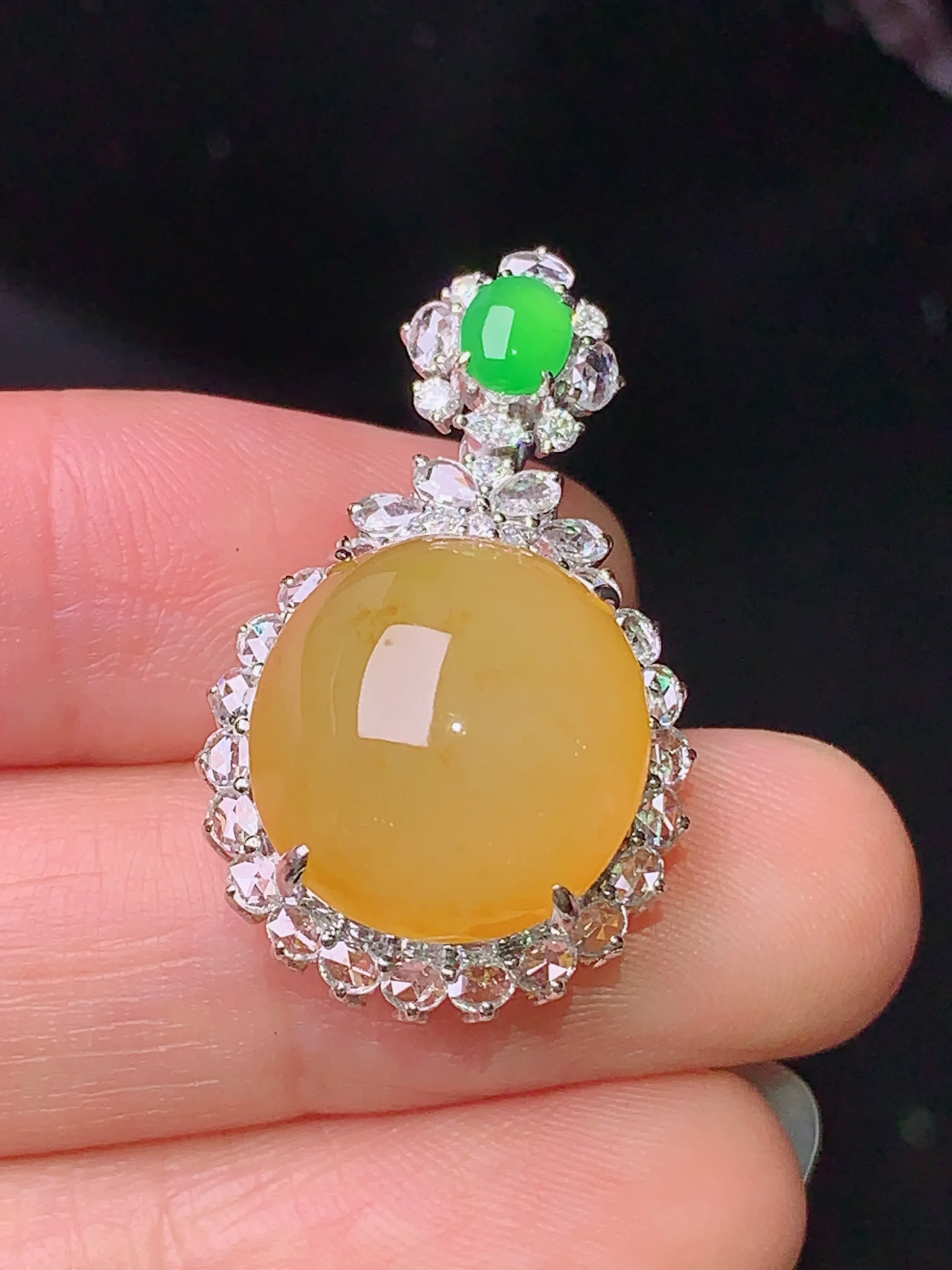 18k金钻镶嵌黄翡蛋面吊坠 玉质细腻 色泽清新艳丽 整体尺寸29.8*17.5*11.5