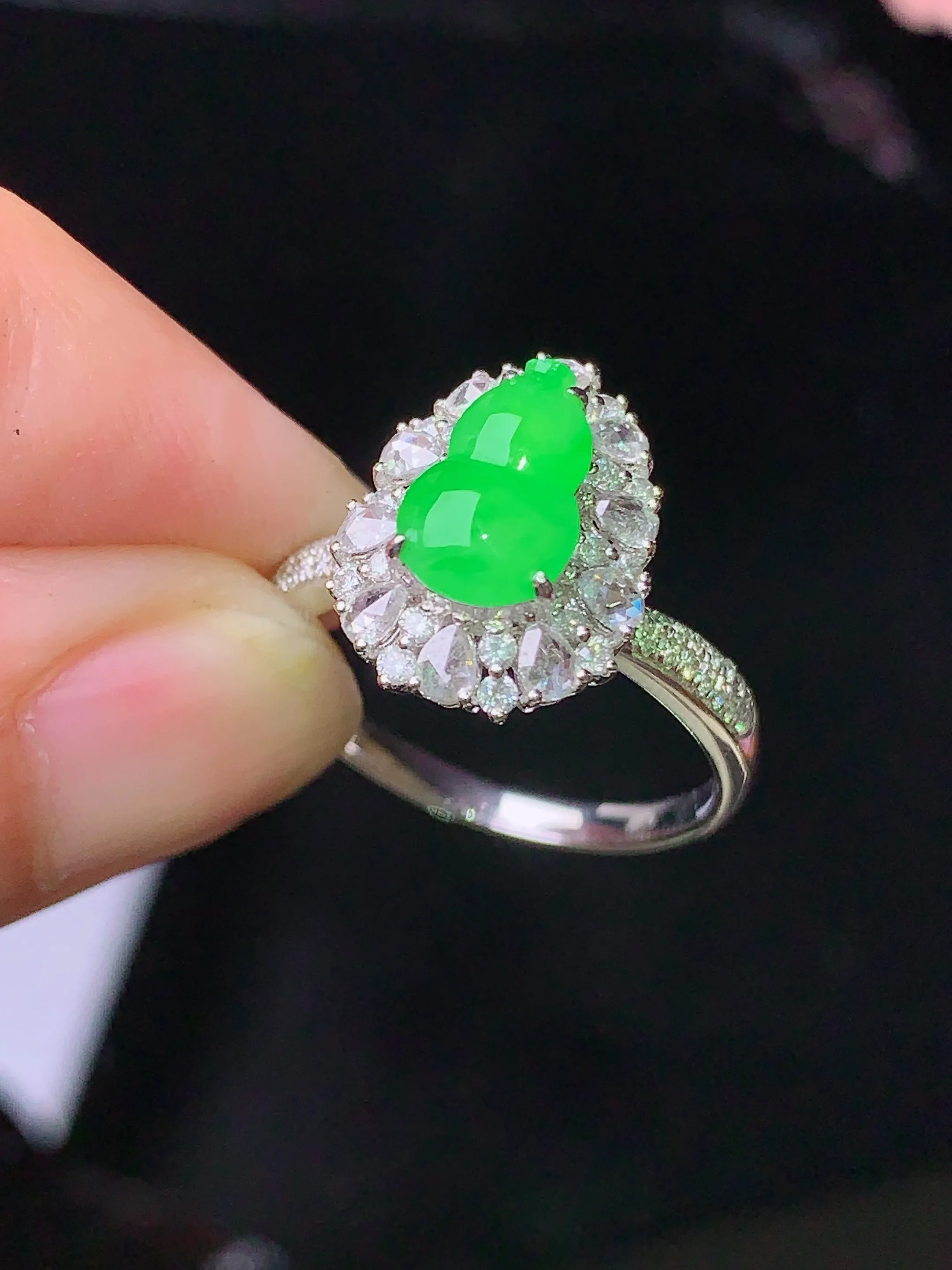 18k金钻镶嵌翠绿葫芦戒指 玉质细腻 色泽清新艳丽 圈口13.5 整体尺寸14.3*10.8*9