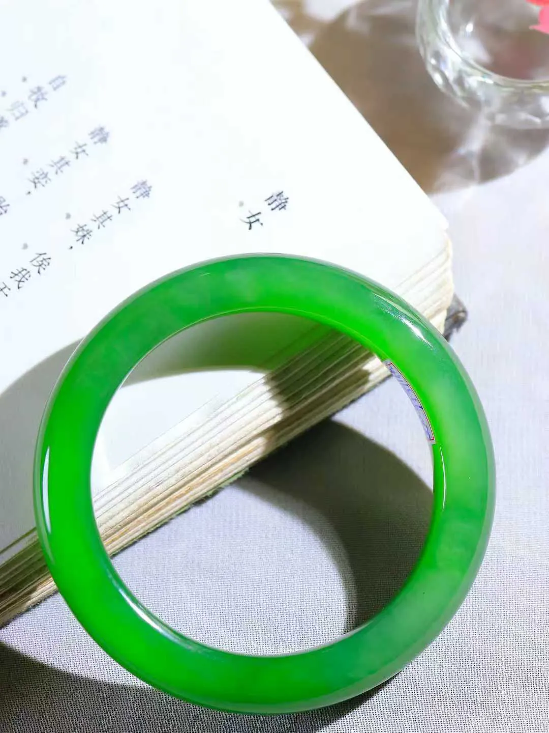 【温润如心.镯】

收藏级臻品️和田玉碧玉手镯，精选上等碧玉料，色泽清透，质地细腻。佩戴它，感受千年玉文化的温润与优雅，愿它为您带来平安与幸福。重56.7克  尺寸55.5-11.2-9.9mm  101083111A