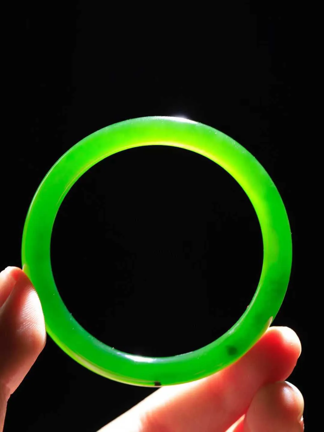 【碧色荡漾·手镯】

精品和田玉碧玉圆条手镯，玉质细腻温润，手感舒适，️线条流畅，简约大气，美自天成，佩戴于腕间，婉约之美，举手投足间透出那份低调奢华，醉人心扉。重23克  内径圈口54mm  尺寸7.1-7.1mm  FDA-661082433