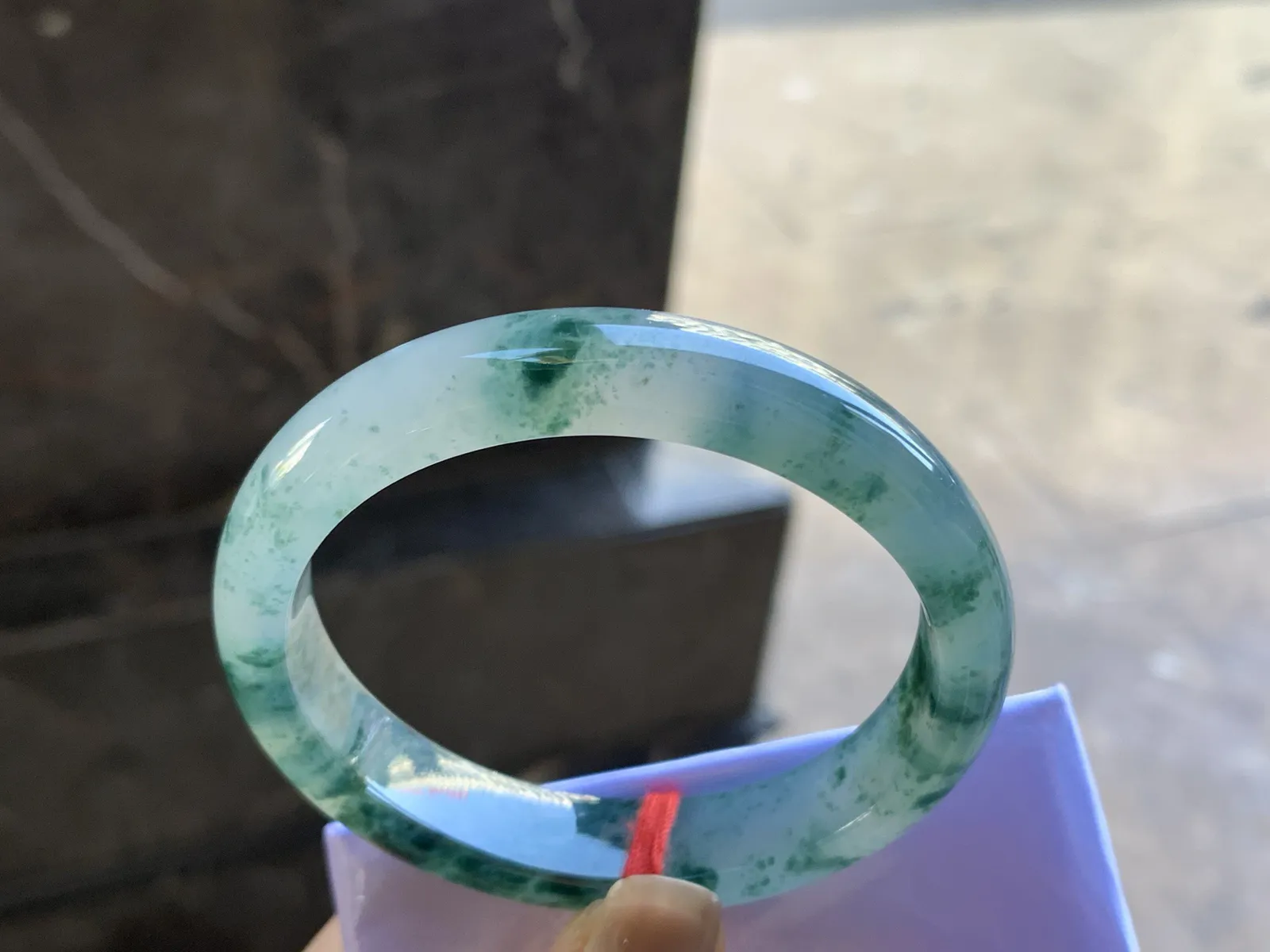 54.5-11.8-7.2

冰飘花贵妃手镯^_^飘花浓郁 种水足 正圈52可以带