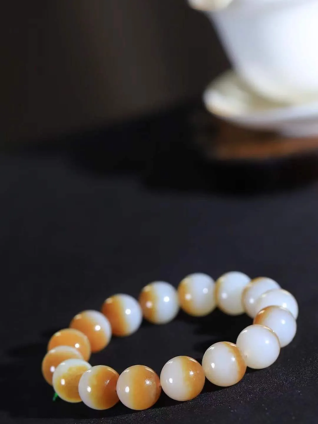 【珠圆玉润.手串】

精品和田玉糖白玉珠圆玉润手串 玉质温润细腻  整串打磨圆润，佩戴舒适。珠珠落玉