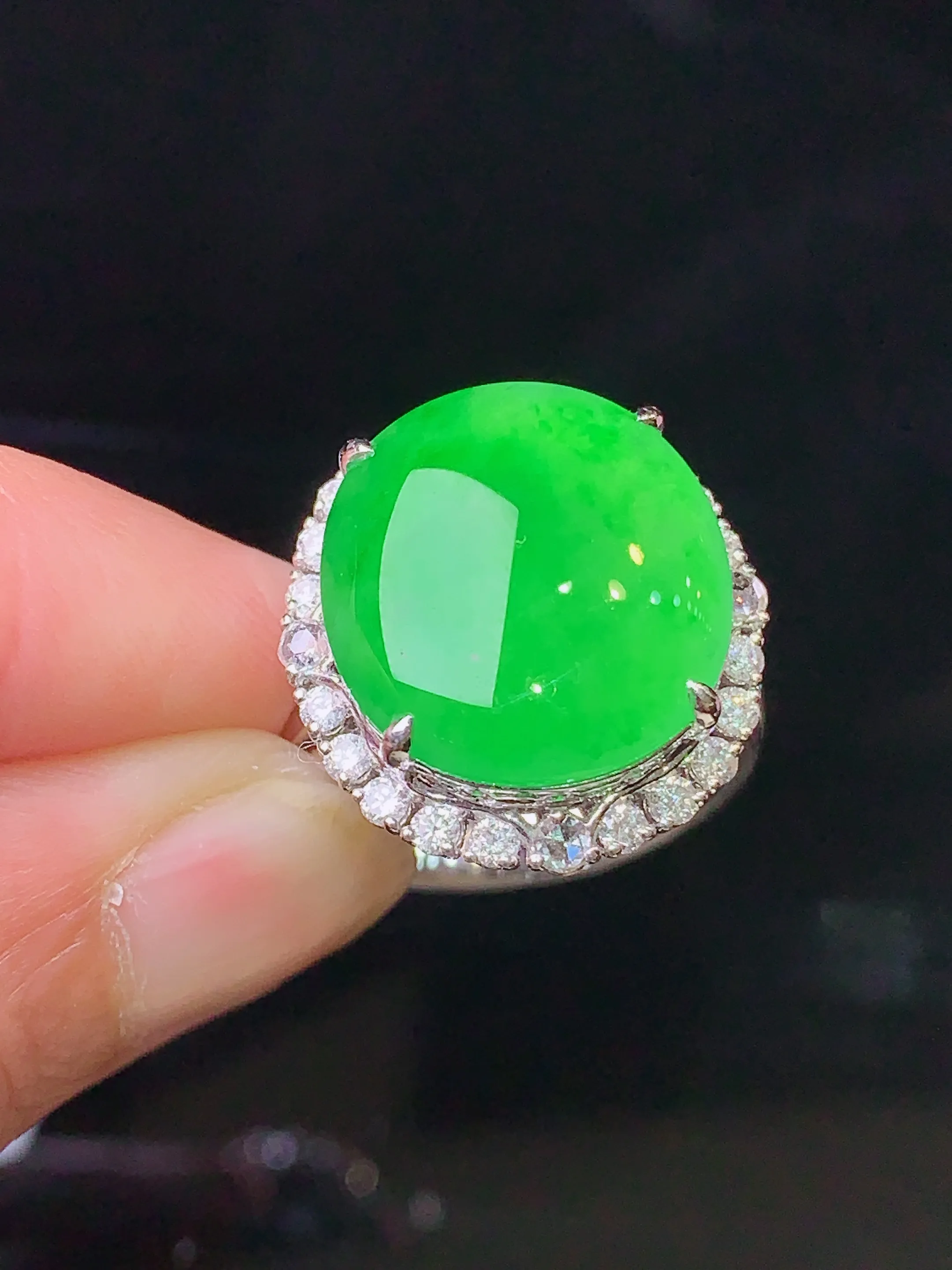 18k金钻镶嵌翠绿蛋面戒指 玉质细腻 色泽清新艳丽 圈口12.5 整体尺寸19.7*18*11