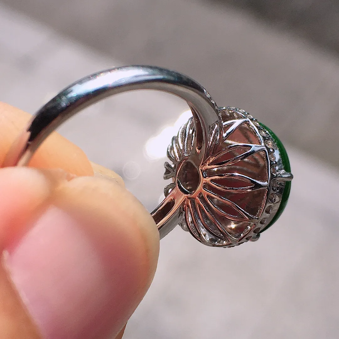 阳绿蛋面戒指，色泽均匀艳丽，玉质细腻，荧光感超
强，饱满圆润，尽显优雅气质，18k
金豪华镶嵌