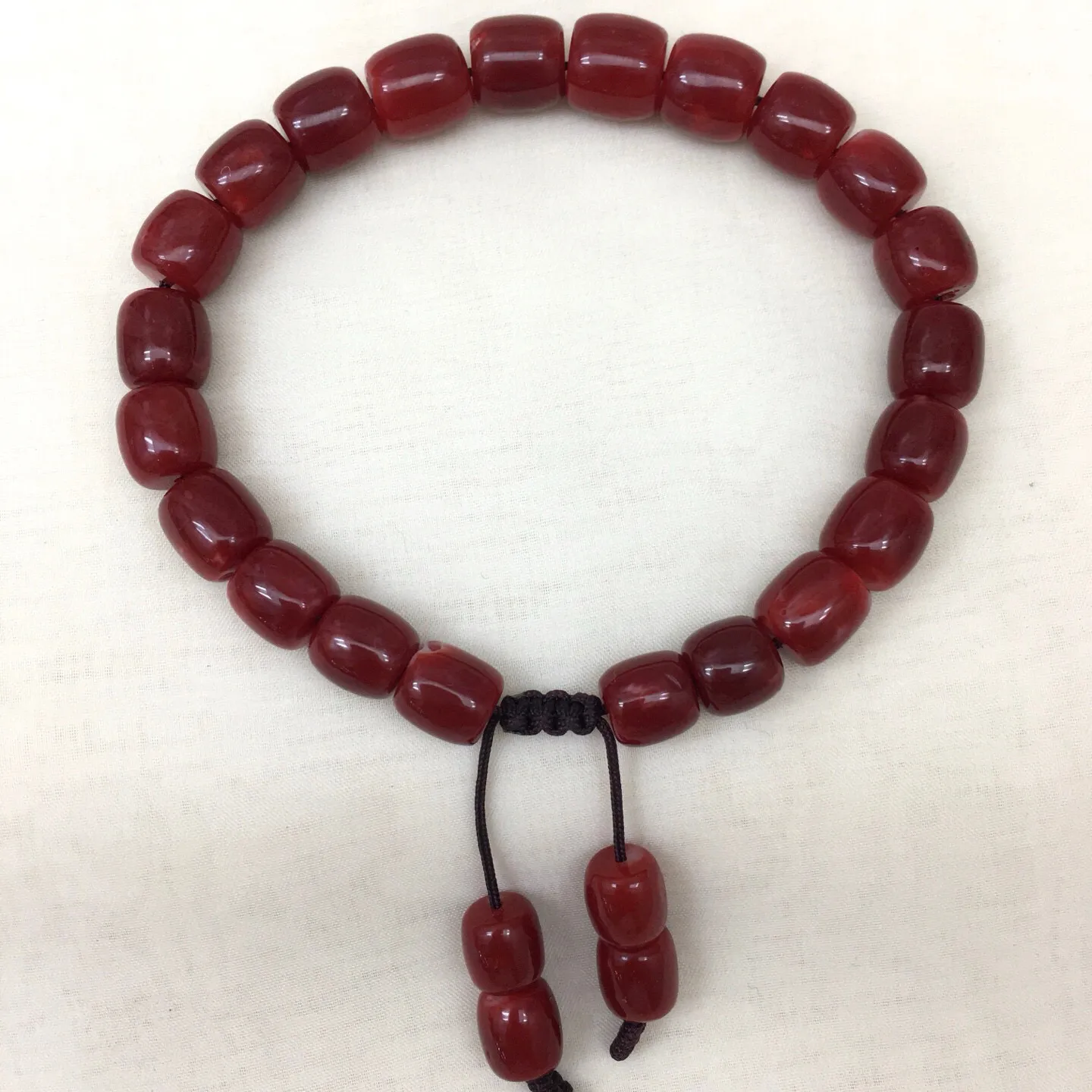 【天然日本阿卡赤血牛血红珊瑚8.6mm大桶珠单手链】难得高瓷度，整条少虫眼少白芯的日本阿卡桶珠。整条赤血牛血红颜色，珠子直径8.6-7.3mm，重量23.19克！每颗珠子均为天然的珊瑚，珊瑚自古就为佛教珍宝，深海千年有机宝石！收藏价值高、可传承！追求颜色美的福音！实物漂亮！