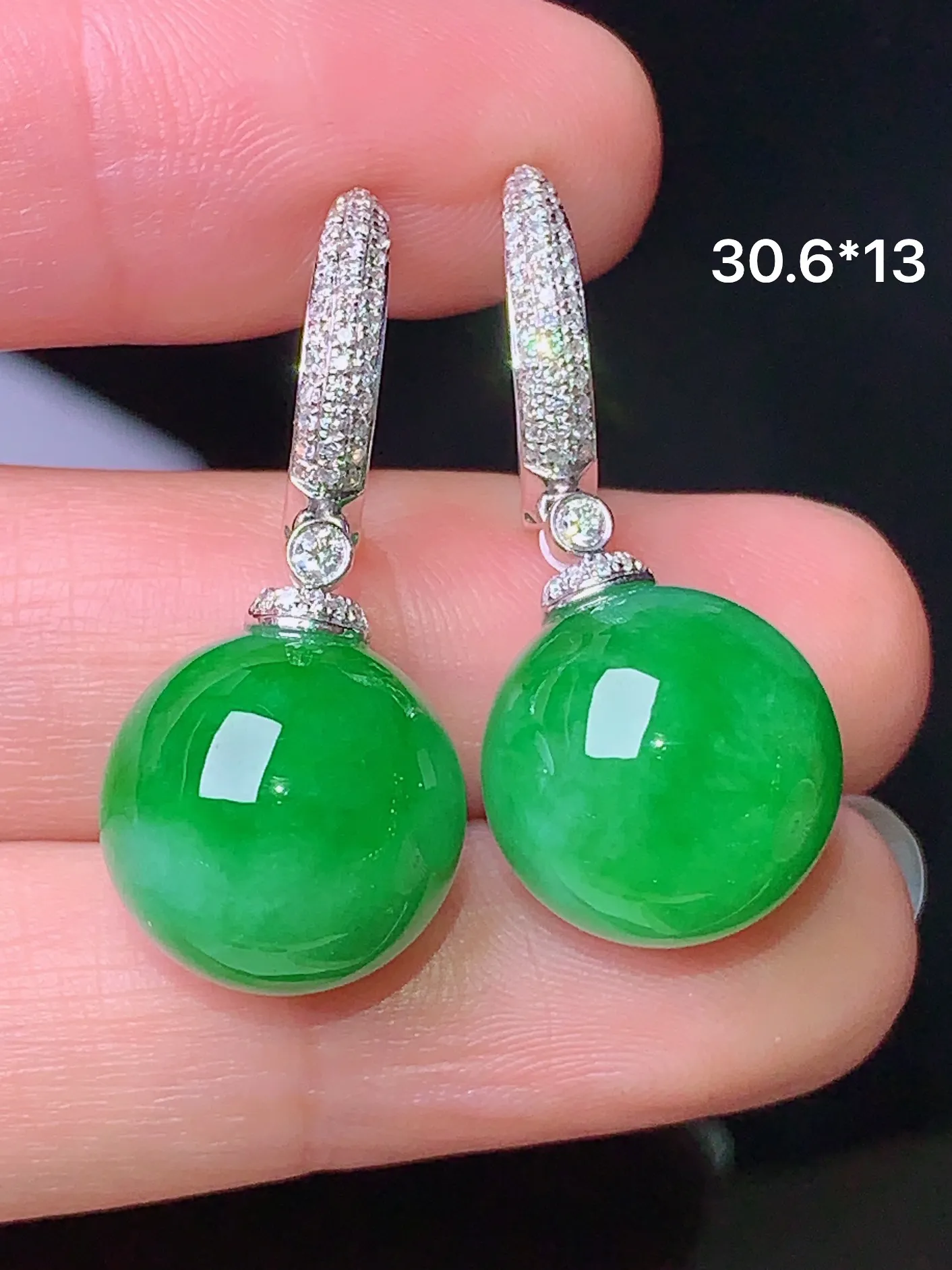 18k金钻镶嵌翠绿圆珠耳钉 玉质细腻 色泽清新艳丽 整体尺寸30.6*13