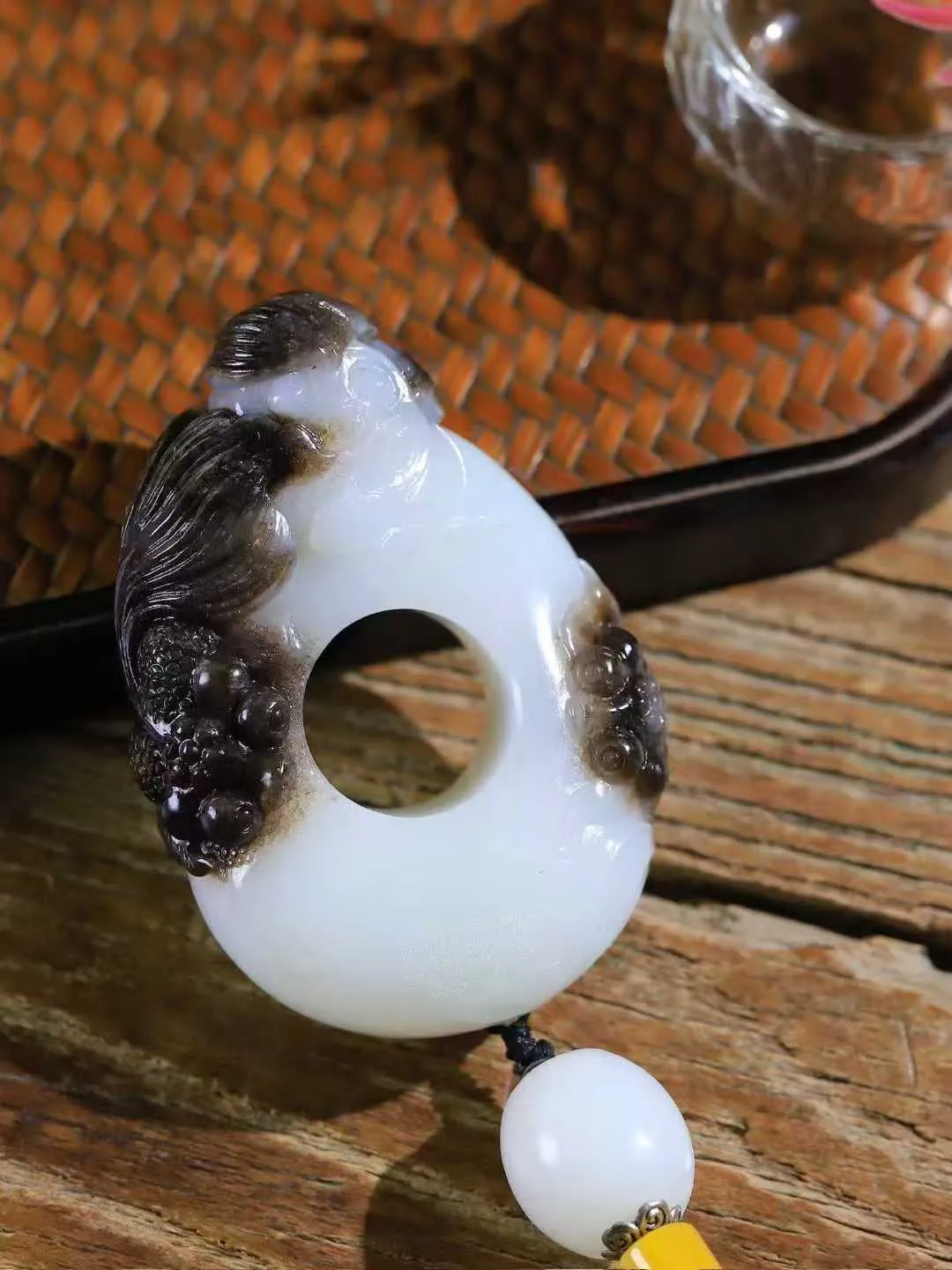 （莲年有余.扳指）

精品和田玉白玉带皮连年有余扳指，质地温润滋腻，手感上佳，精雕莲花，细致入微，线条柔和自然。池清疑水浅,莲动知鱼散，细作清幽莲花，日月散淡，极具灵气，画面和谐美好，寓意一品清廉，连年有余。
重97.8克   尺寸17.8-19.2-29.5mm   451063100A