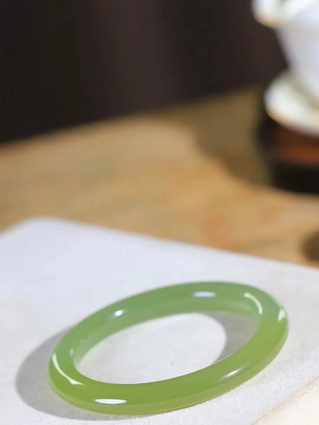 【晴水相伴.镯】

精品️和田玉晴水手镯，以其淡雅的晴水色调，成为腕间的一抹亮色。玉质细腻，触感温润，佩戴它，感受玉石的温度与自然的灵性，让每一天都充满诗意与美好。重44克  尺寸56-8.8-9.7mm   751073154L