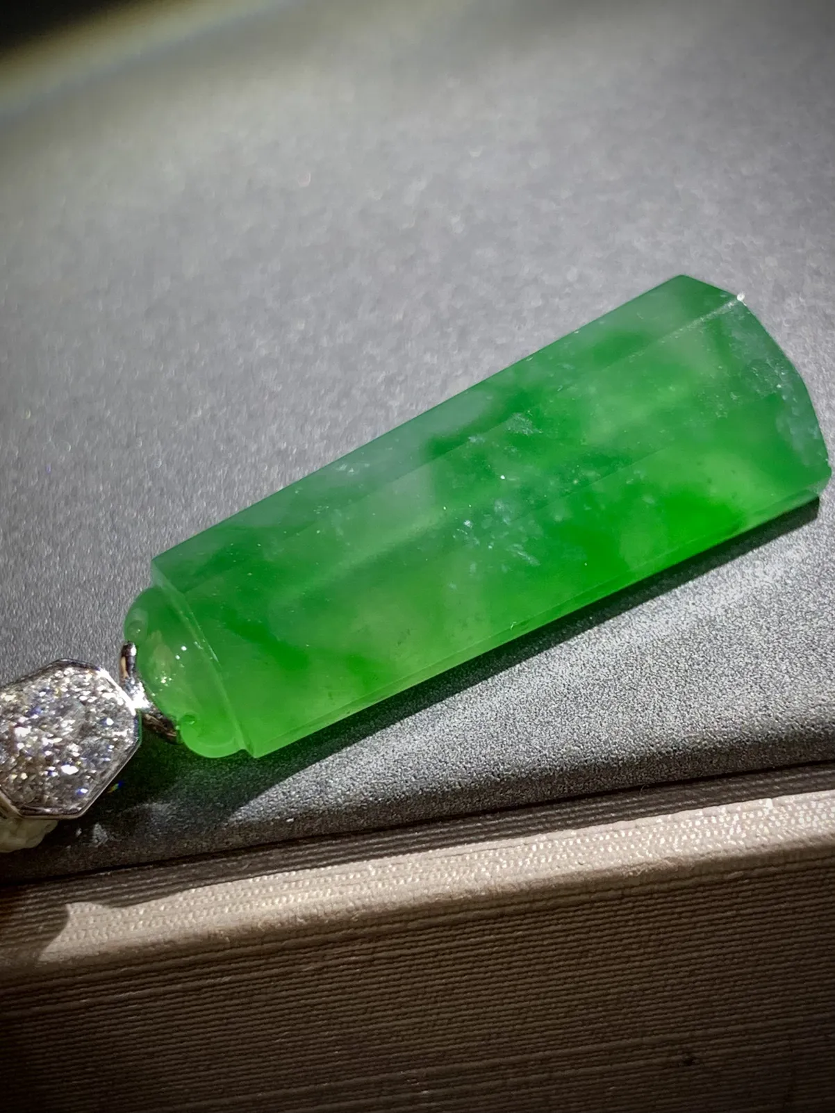 如意平安无事牌八面棱柱，
裸石32.6-12.5-6.5mm，
18K金，南非钻，