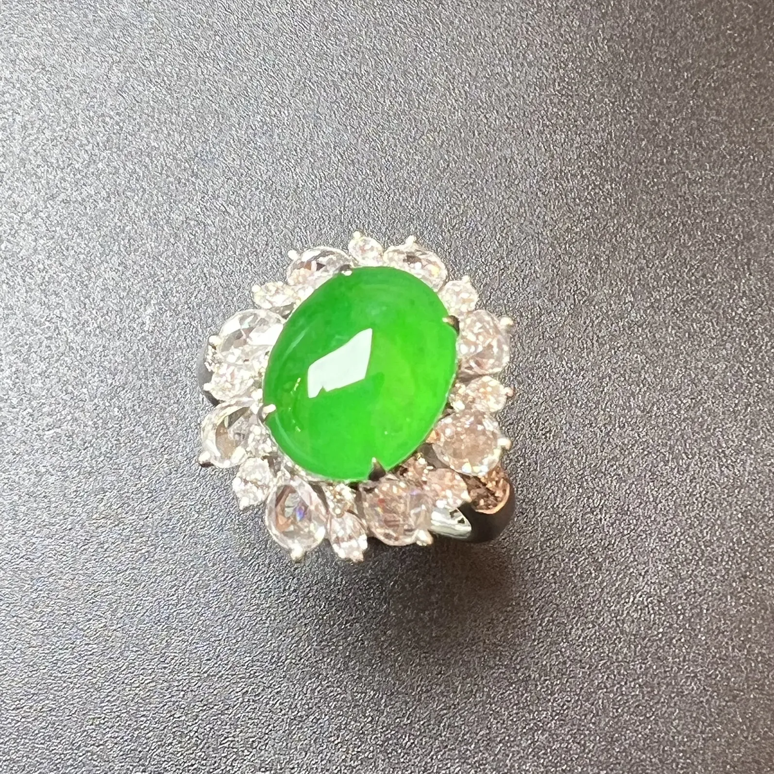 满绿戒指种色俱佳，质量杠杠滴，整体尺寸18.8*16.9*11.7 裸石尺寸11.4*9*4.5