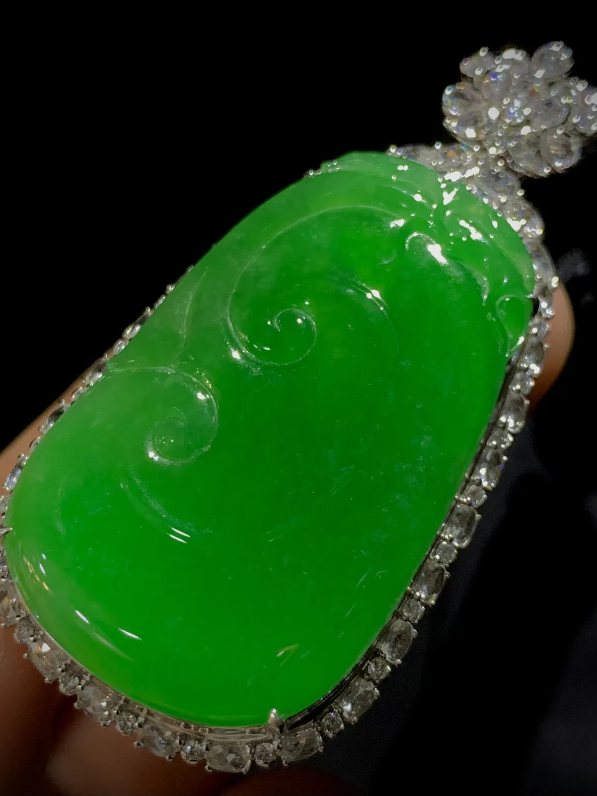 绿如意，裸石43-26-3mm，
整体61-30.2-12.5mm，
18K金，南非钻，