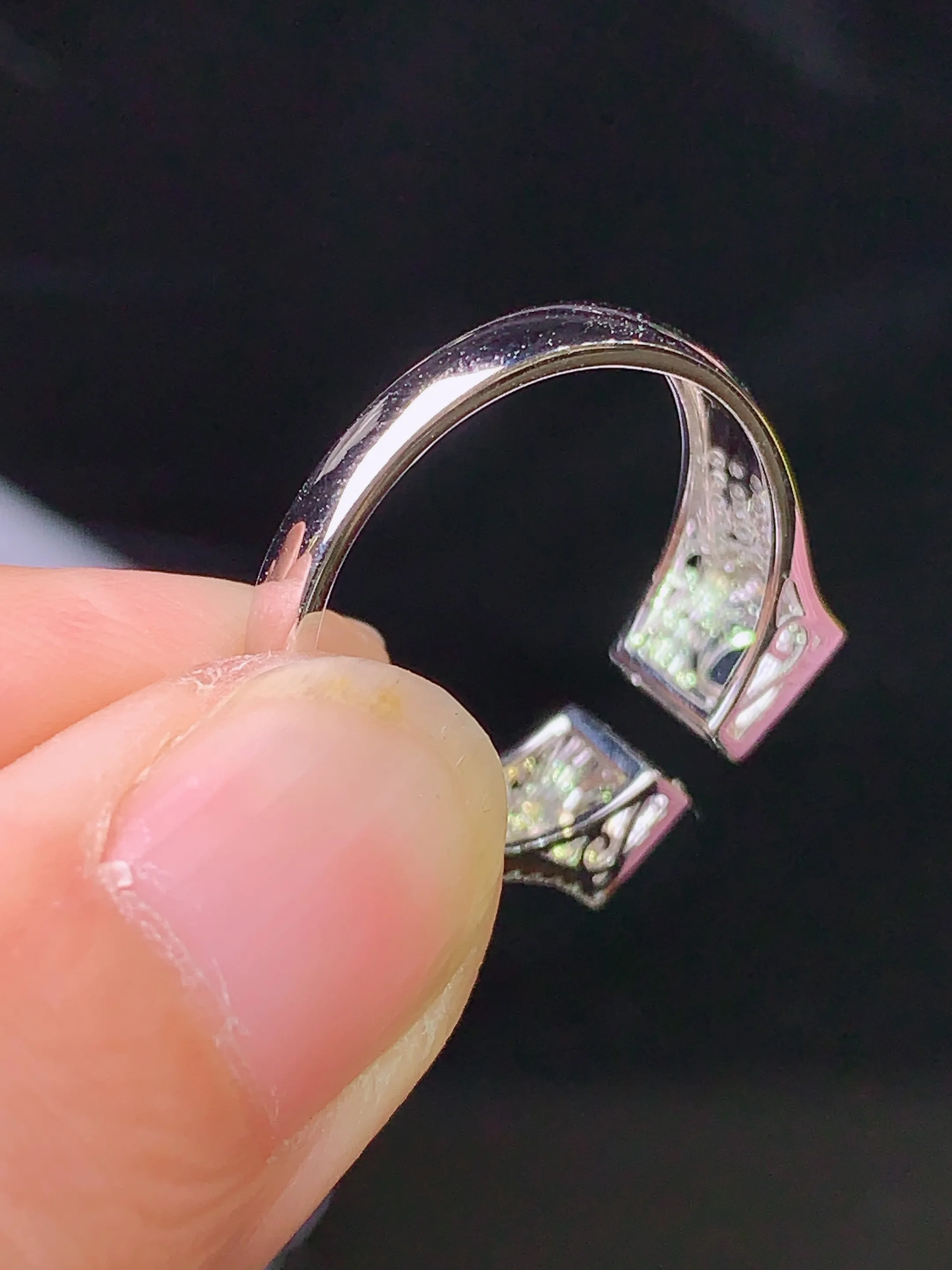 18k金钻镶嵌祖母绿冰蛋面戒指 玉质细腻 色泽清新艳丽 圈口13.5 整体尺寸4*2.2