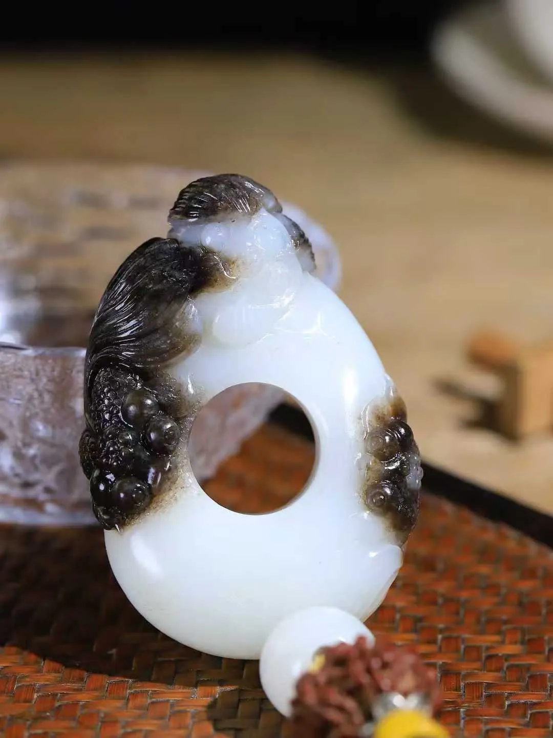 （莲年有余.扳指）

精品和田玉白玉带皮连年有余扳指，质地温润滋腻，手感上佳，精雕莲花，细致入微，线条柔和自然。池清疑水浅,莲动知鱼散，细作清幽莲花，日月散淡，极具灵气，画面和谐美好，寓意一品清廉，连年有余。
重97.8克   尺寸17.8-19.2-29.5mm   451063100A