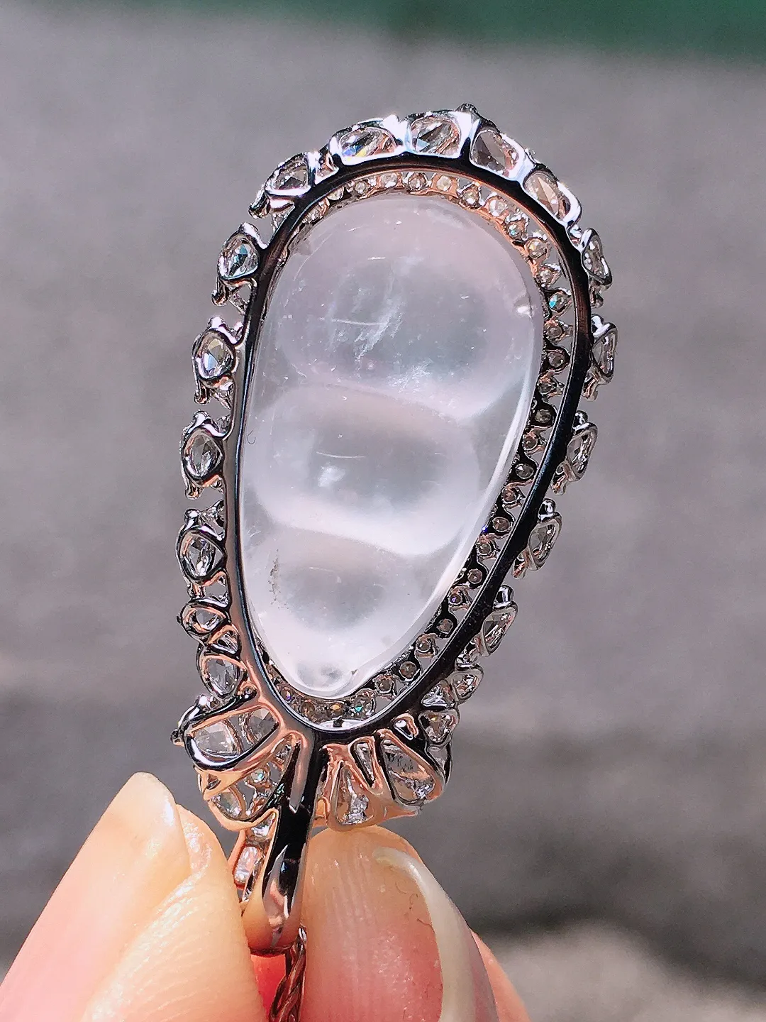 冰种福豆吊坠，玉质细腻，荧光感超
强，饱满圆润，尽显优雅气质，18k
金豪华镶嵌