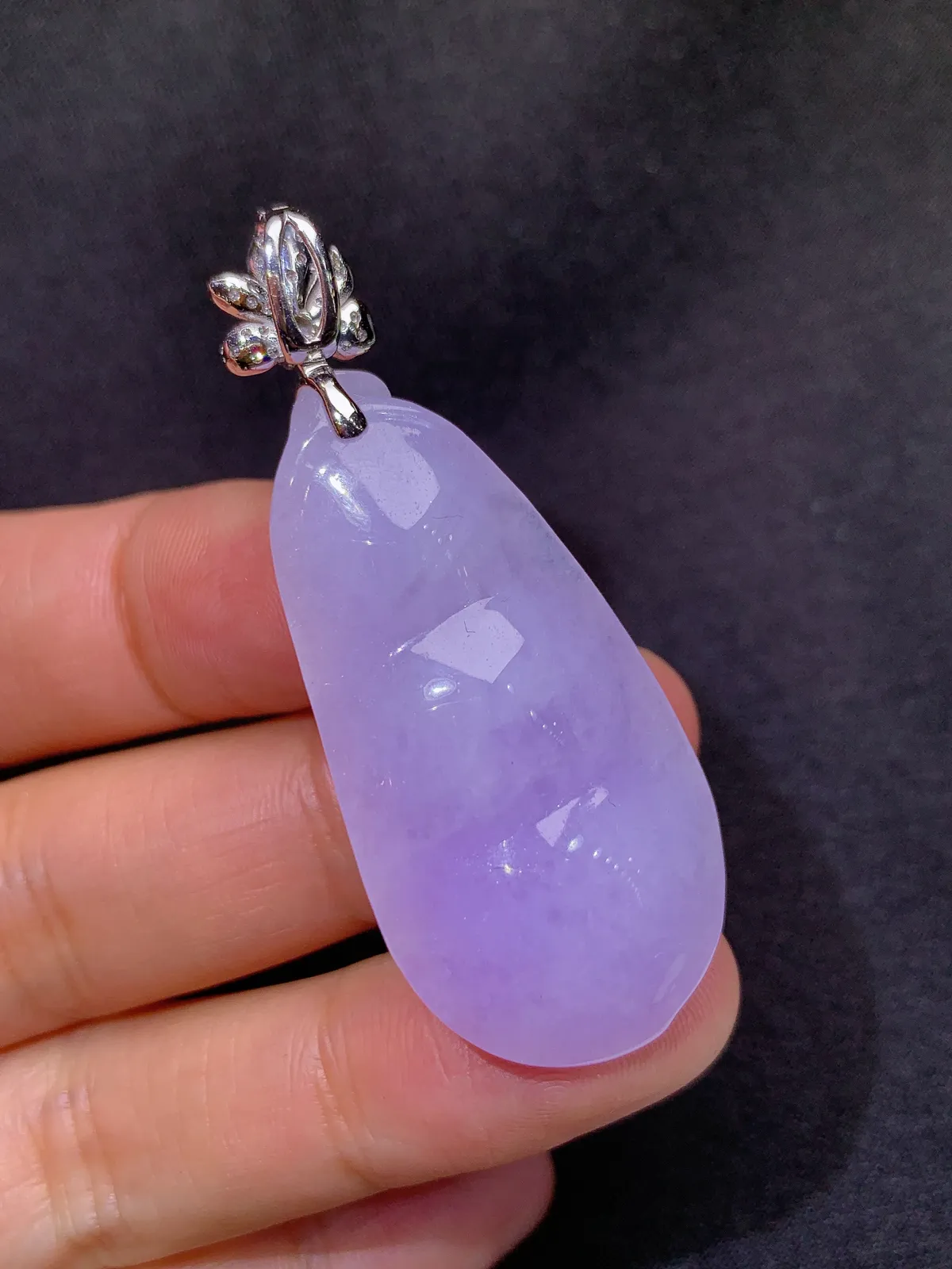 紫罗兰福豆吊坠，18k金镶嵌，温润细腻，颜色鲜艳 裸石40.9*20.4*11.8