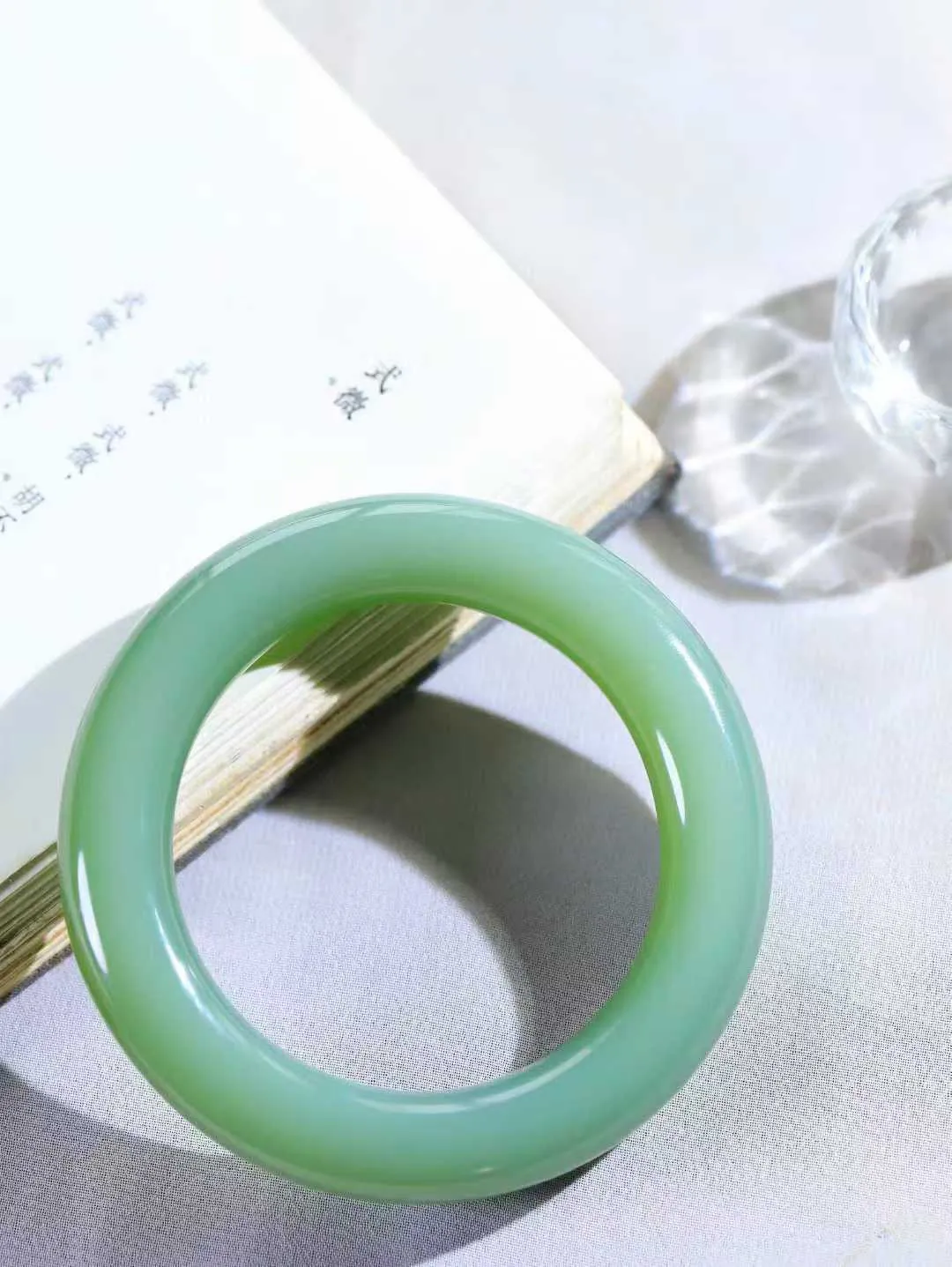 【玉佳人·手镯】

典藏级臻品️和田玉碧玉圆条手镯 ，玉质细腻油润，做工细致精美，端庄素雅，亭亭玉立，芊芊素手。芊芊素手，怎能忘镯？秀美圆条，更显婀娜。内径56mm 尺寸12.7-12.7mm重86.8克691042480A