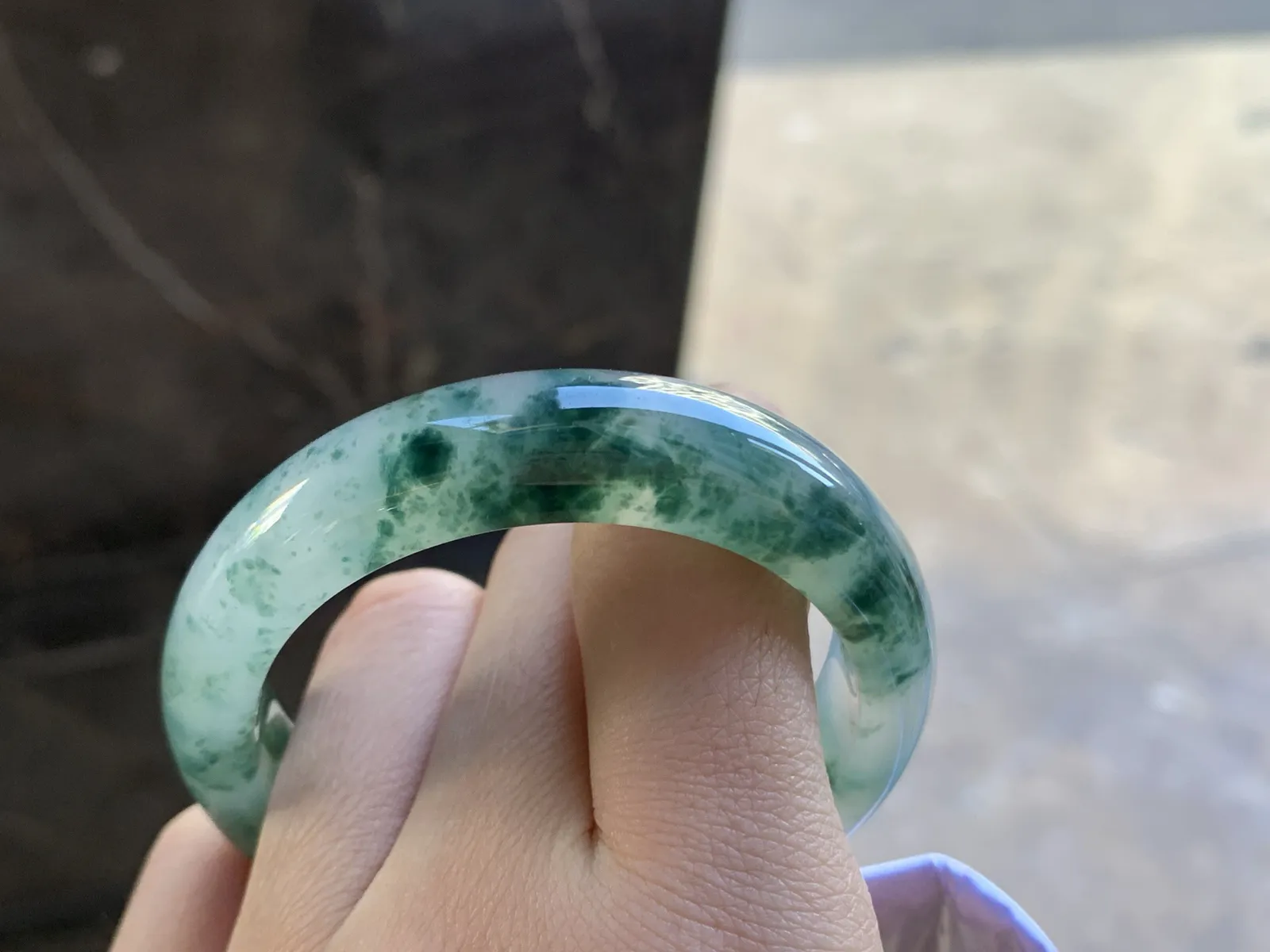 54.5-11.8-7.2

冰飘花贵妃手镯^_^飘花浓郁 种水足 正圈52可以带