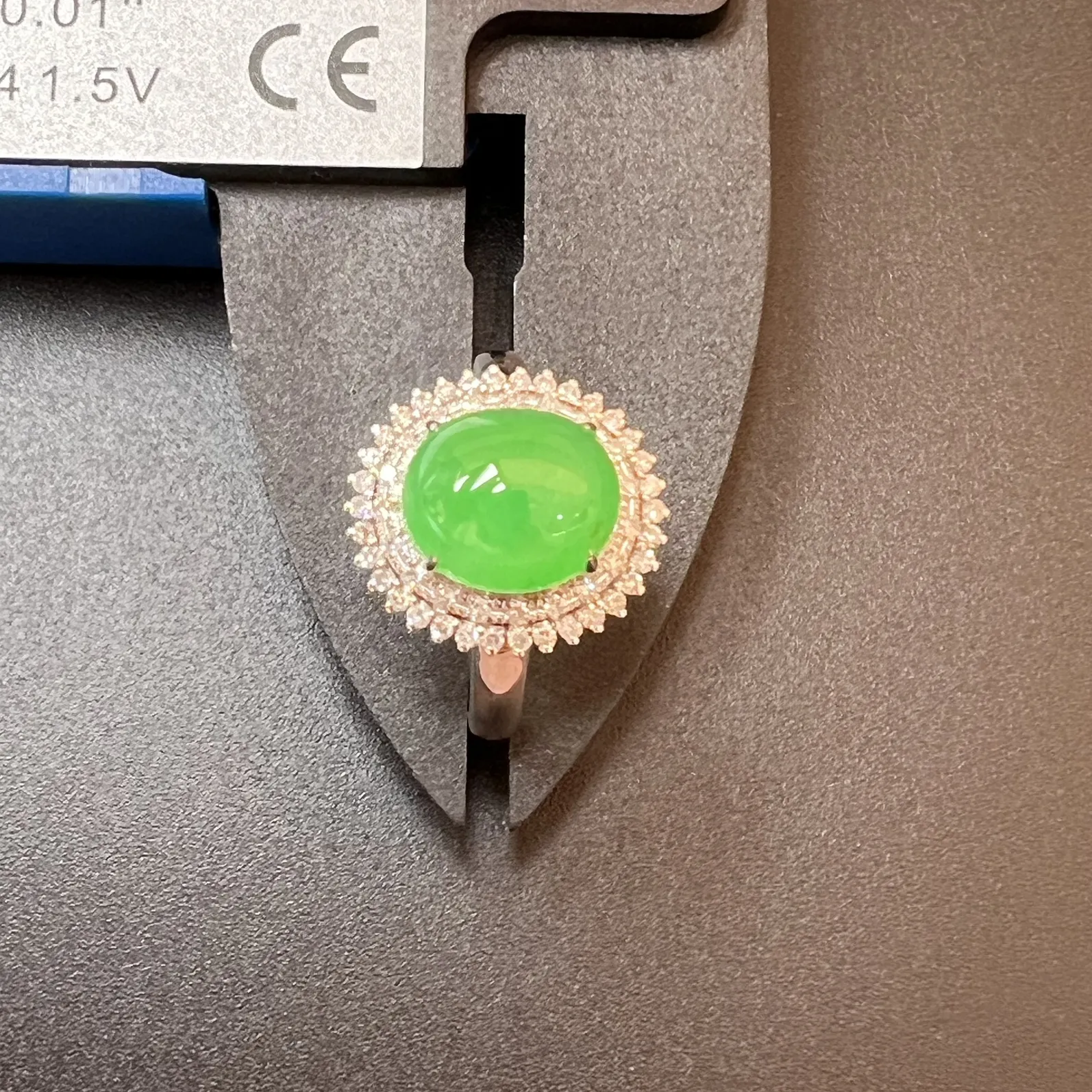 满绿戒指种好、饱满，整体尺寸15.1*13.8*9.9 裸石尺寸9.8*8.6*5.8