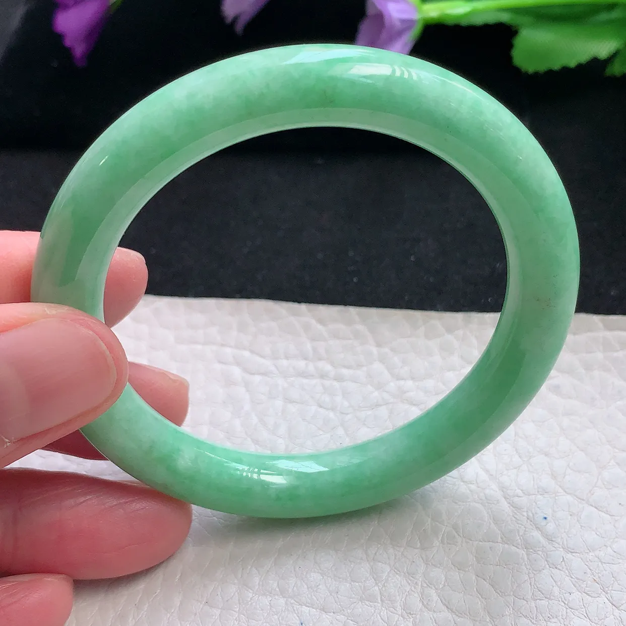 n自然光52*9.2*9圆镯 天然缅甸翡翠a货手镯满绿浅绿叮当镯子圆条手镯