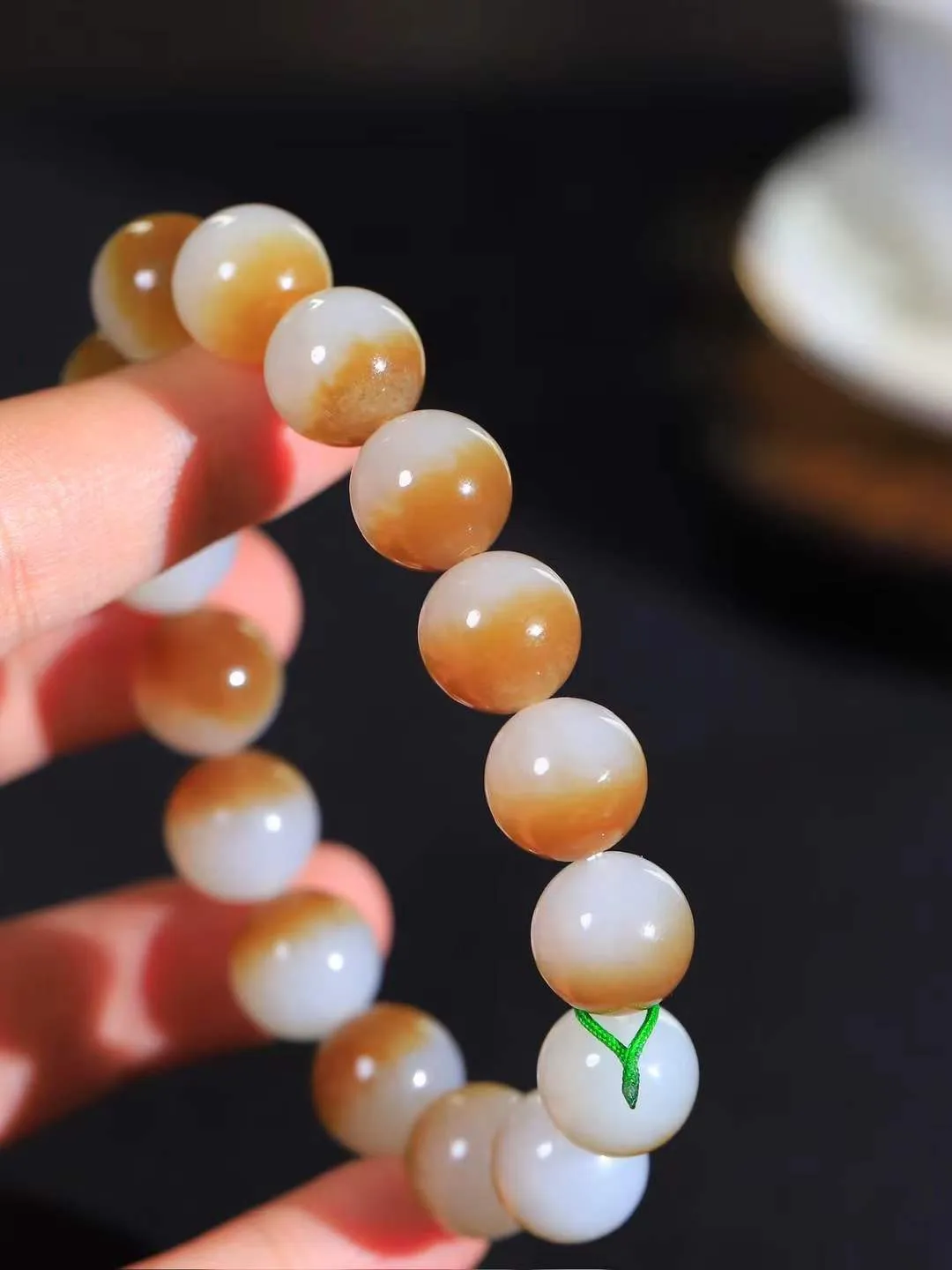 【珠圆玉润.手串】

精品和田玉糖白玉珠圆玉润手串 玉质温润细腻  整串打磨圆润，佩戴舒适。珠珠落玉盘，间关莺语花底滑，一生美好时光，无论身在何处，都有它相伴相守。事事顺遂，幸福美满，吉祥如意。重52.6克   尺寸取一12.9mm   FDL-691073100