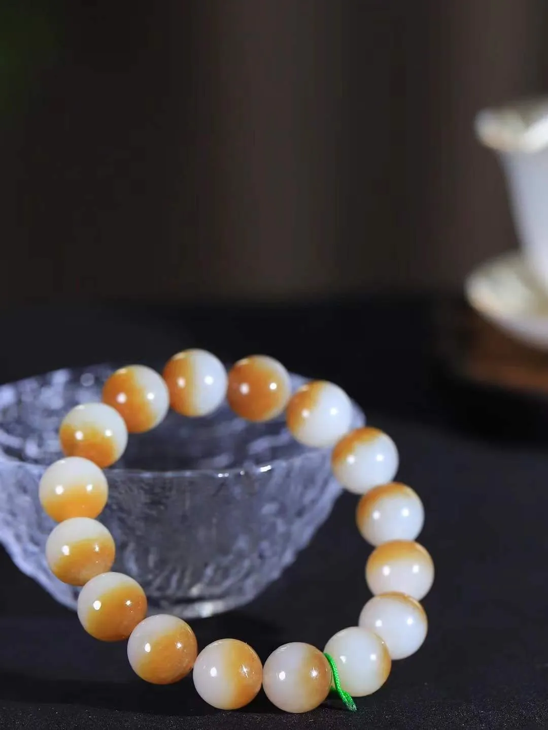 【珠圆玉润.手串】

精品和田玉糖白玉珠圆玉润手串 玉质温润细腻  整串打磨圆润，佩戴舒适。珠珠落玉盘，间关莺语花底滑，一生美好时光，无论身在何处，都有它相伴相守。事事顺遂，幸福美满，吉祥如意。重52.6克   尺寸取一12.9mm   FDL-691073100