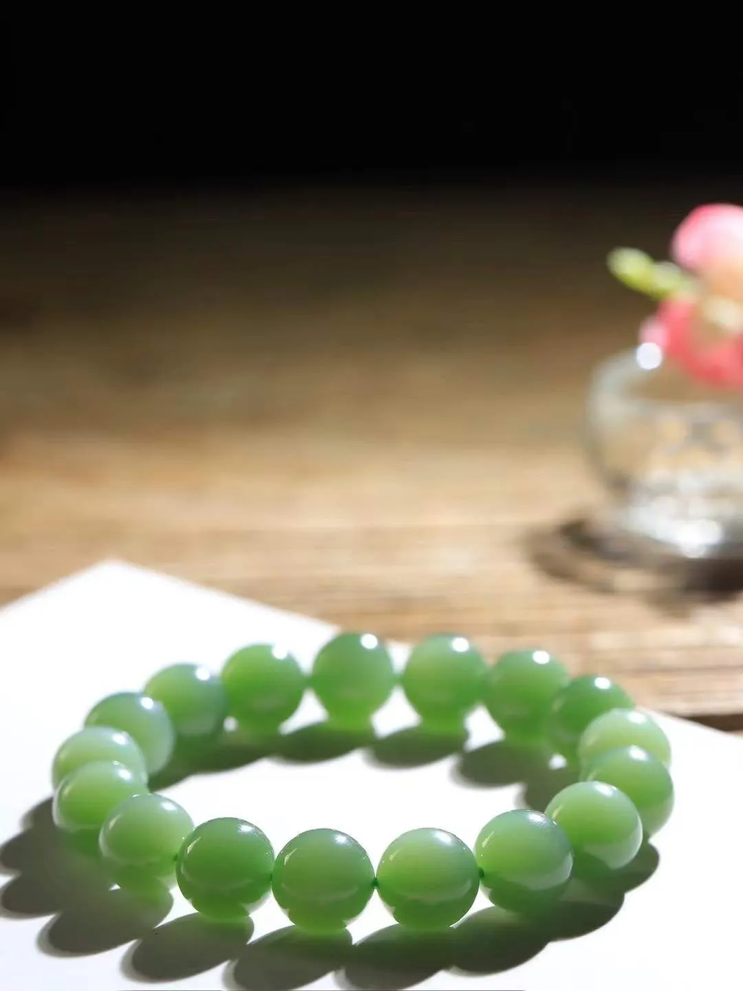 【珠圆玉润.手串】

精品和田玉碧玉微猫眼珠圆玉润手串 玉质温润细腻  整串打磨圆润，佩戴舒适。珠珠落玉盘，间关莺语花底滑，一生美好时光，无论身在何处，都有它相伴相守。事事顺遂，幸福美满，吉祥如意。重45.7克   尺寸取一11.9mm   FDL-691073100