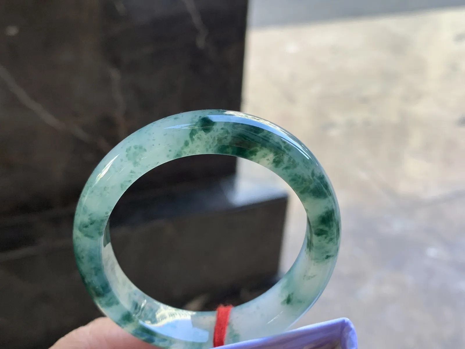 54.5-11.8-7.2

冰飘花贵妃手镯^_^飘花浓郁 种水足 正圈52可以带