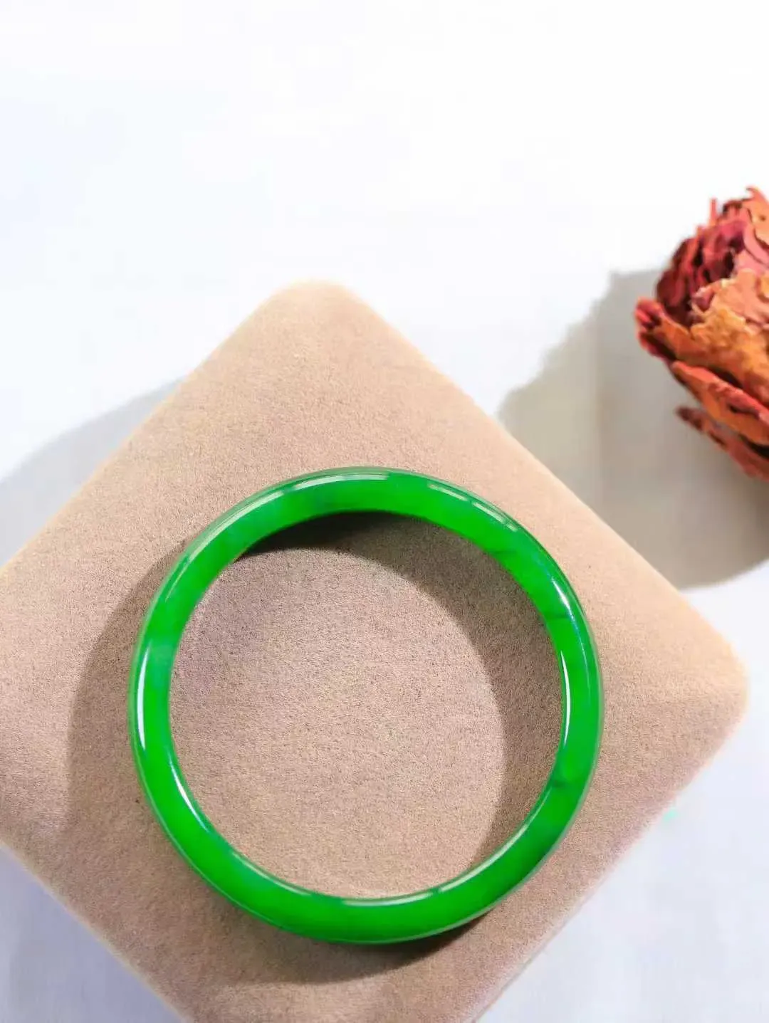 【腕间柔情.手镯】   

精品和田玉碧玉手镯 玉质温润细腻 油性十足 古朴秀雅 轻抚岁月的栏杆软香温玉，腕间玉镯轻轻晃动，令人情动心间，撷一缕月末的芬芳，把心思铺陈，时光静美，惟有你最温柔。重21.4克   尺寸54-7.3-6mm  461032451A