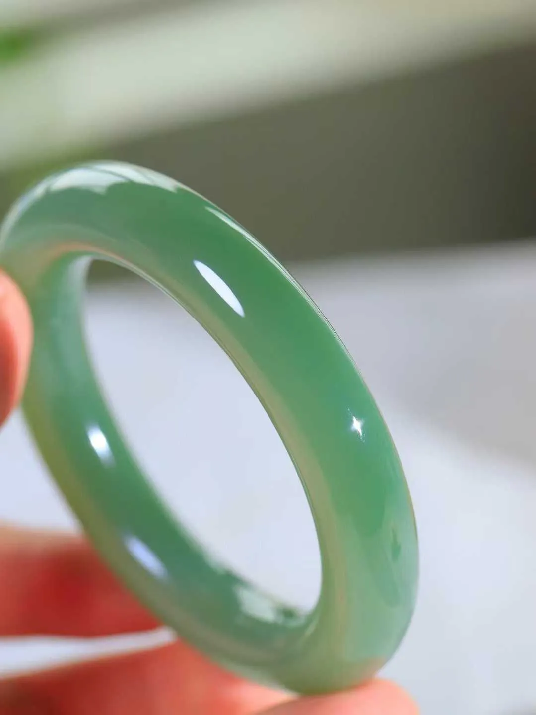 【玉佳人·手镯】

典藏级臻品️和田玉碧玉圆条手镯 ，玉质细腻油润，做工细致精美，端庄素雅，亭亭玉立，芊芊素手。芊芊素手，怎能忘镯？秀美圆条，更显婀娜。内径56mm 尺寸12.7-12.7mm重86.8克691042480A