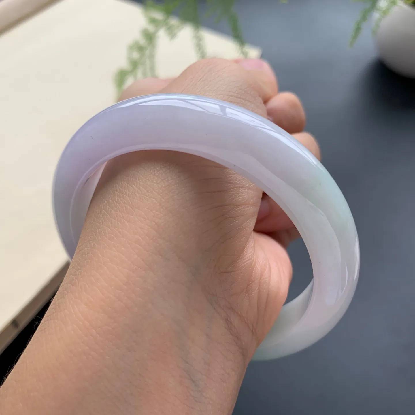 57.3圈口飘绿正圈手镯 尺寸：57.3-12.5-8.6，无纹裂，细腻光滑，色泽靓丽