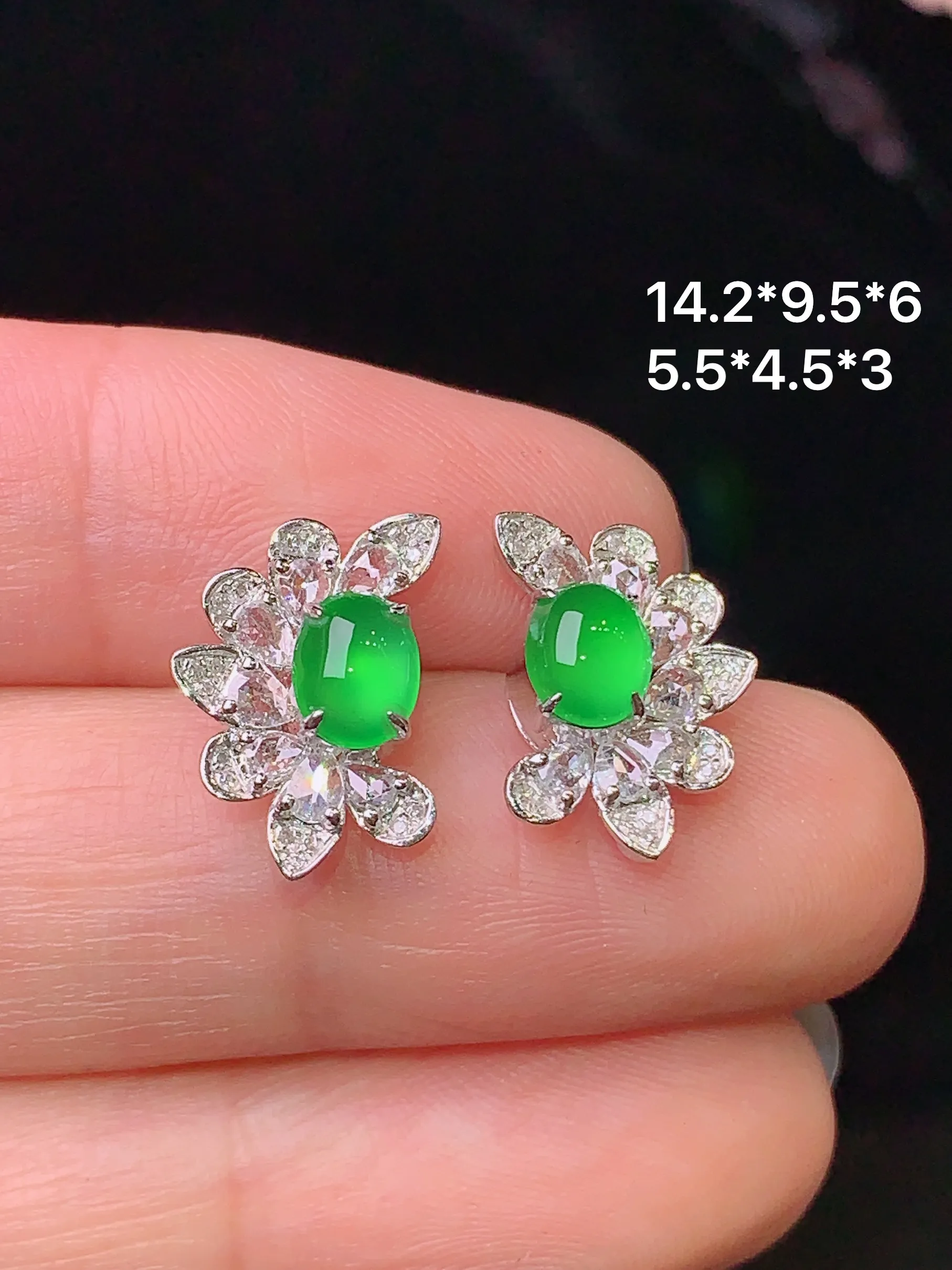 18k金钻镶嵌满绿蛋面耳钉 玉质细腻 色泽清新艳丽 整体尺寸14.2*9.5*6