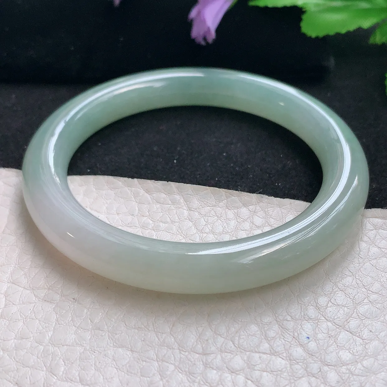 n自然光55.5*9*9.2圆镯 天然缅甸翡翠a货手镯淡绿叮当镯子圆条手镯