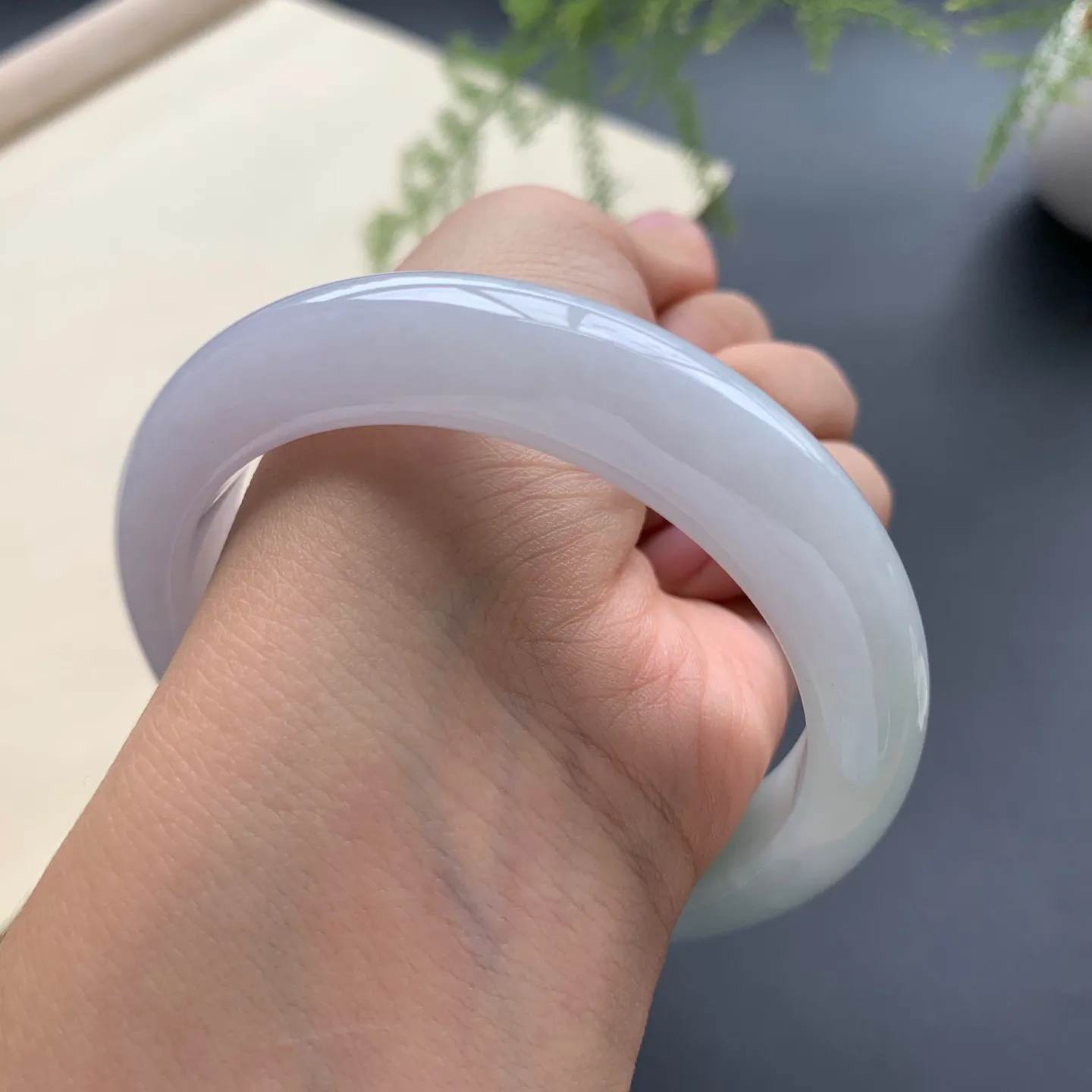 57圈口底色正圈手镯 尺寸：57-12.2-9.2，无纹裂，细腻釉洁，清爽干净