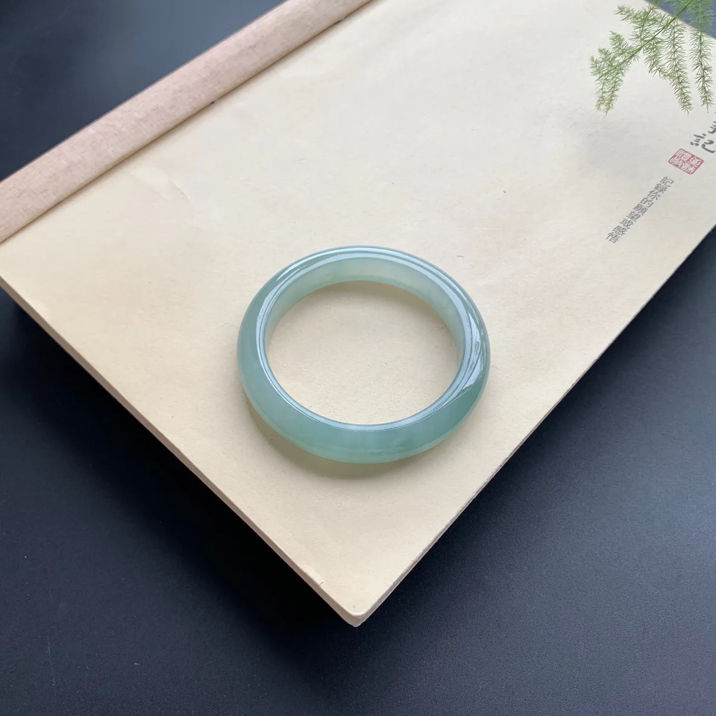 53.5圈口冰油绿正圈手镯 尺寸：53.5-19.5-8.5，无纹裂，水润起胶，色泽亮丽