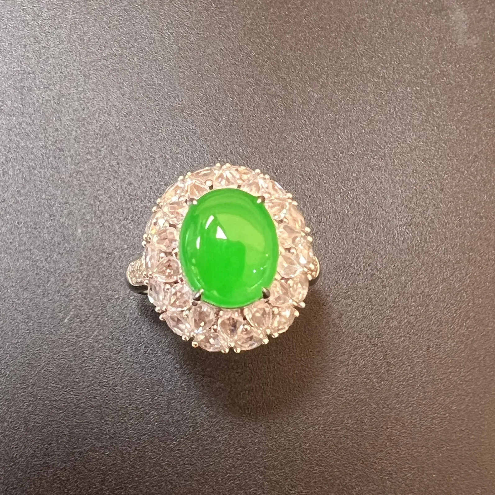 精品戒指质量杠杠滴，整体尺寸17.2*15.3*13.2 裸石尺寸10*8.5*3.8