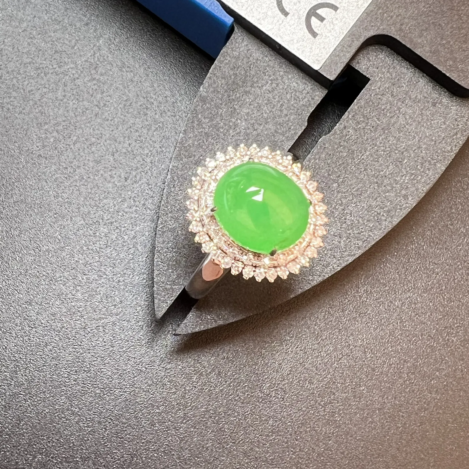 满绿戒指种好、饱满，整体尺寸15.1*13.8*9.9 裸石尺寸9.8*8.6*5.8