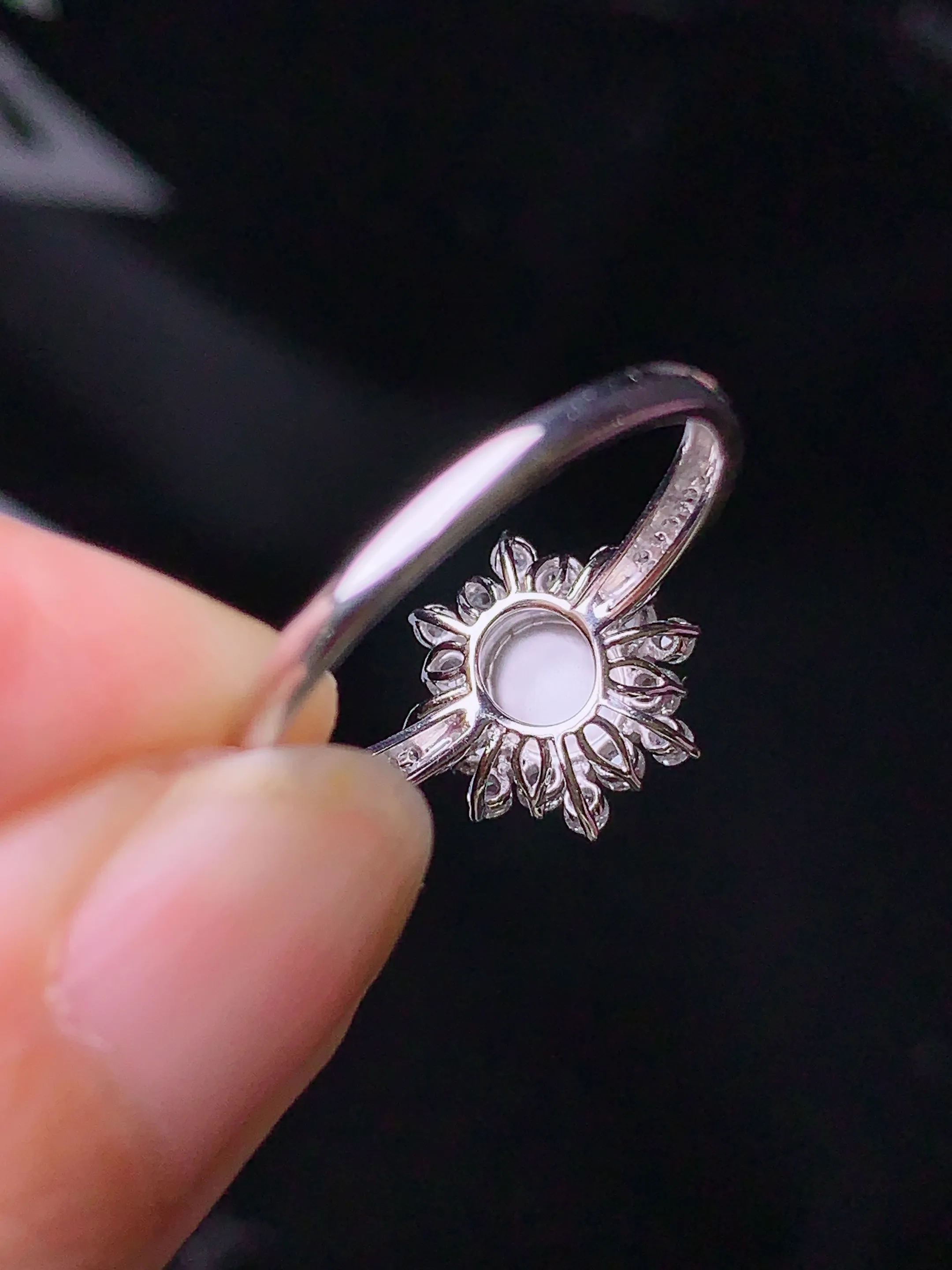 18k金钻镶嵌冰种蛋面戒指 玉质细腻 水润亮眼 圈口14.5 整体尺寸10.6*7