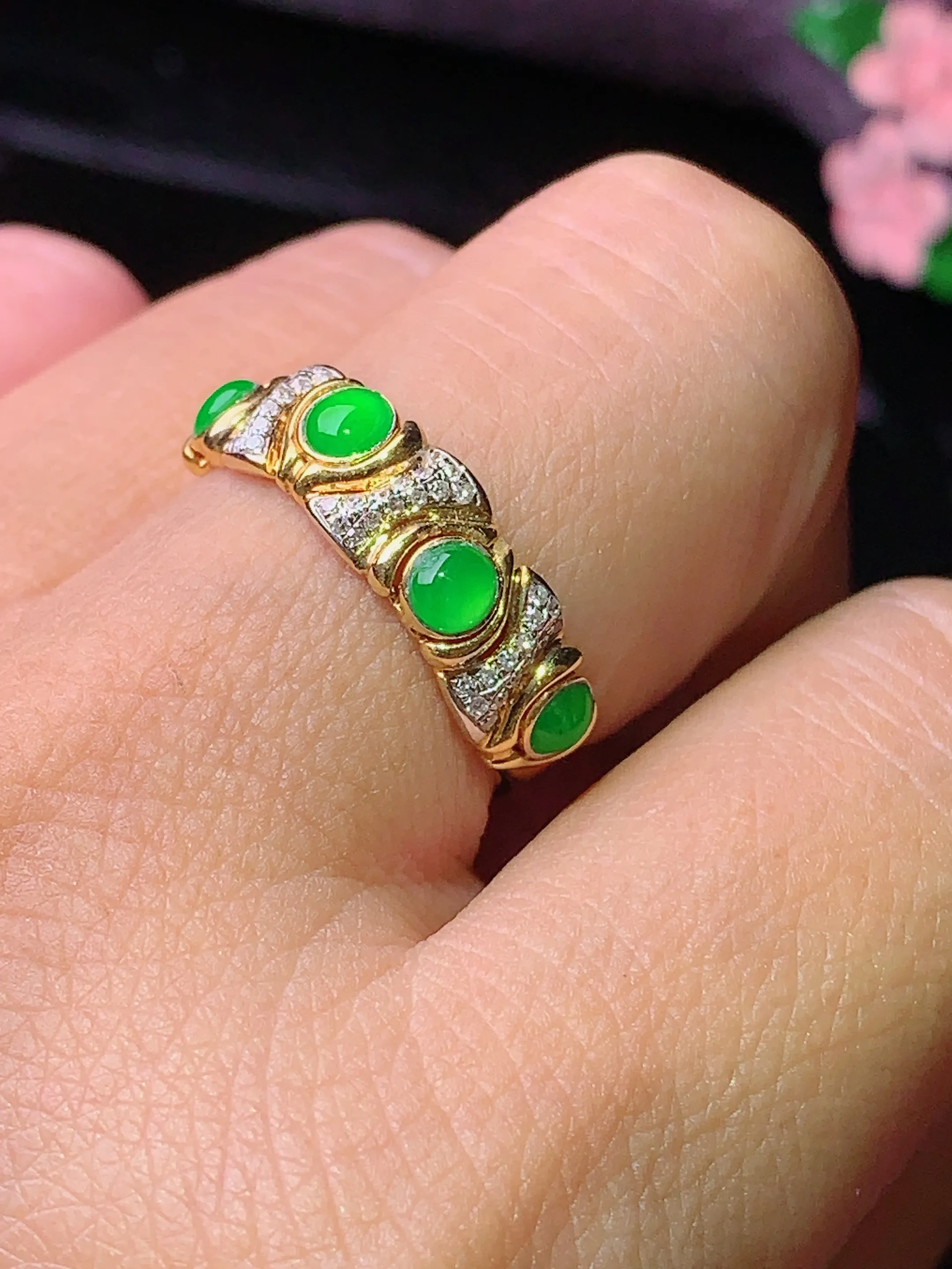 18k金钻镶嵌翠绿蛋面戒指 玉质细腻 色泽清新艳丽 圈14 整体尺寸3.2*2