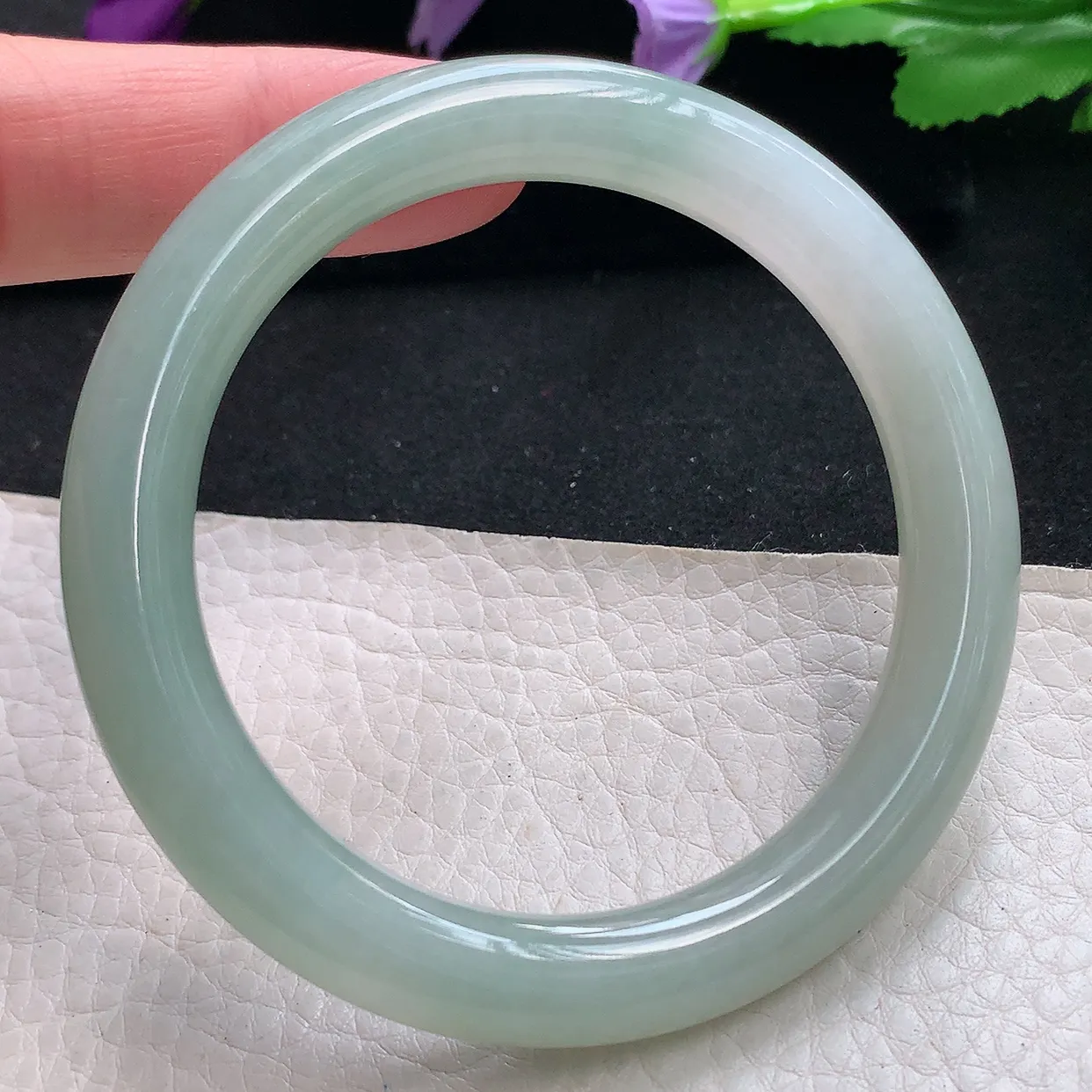 n自然光55.5*9*9.2圆镯 天然缅甸翡翠a货手镯淡绿叮当镯子圆条手镯