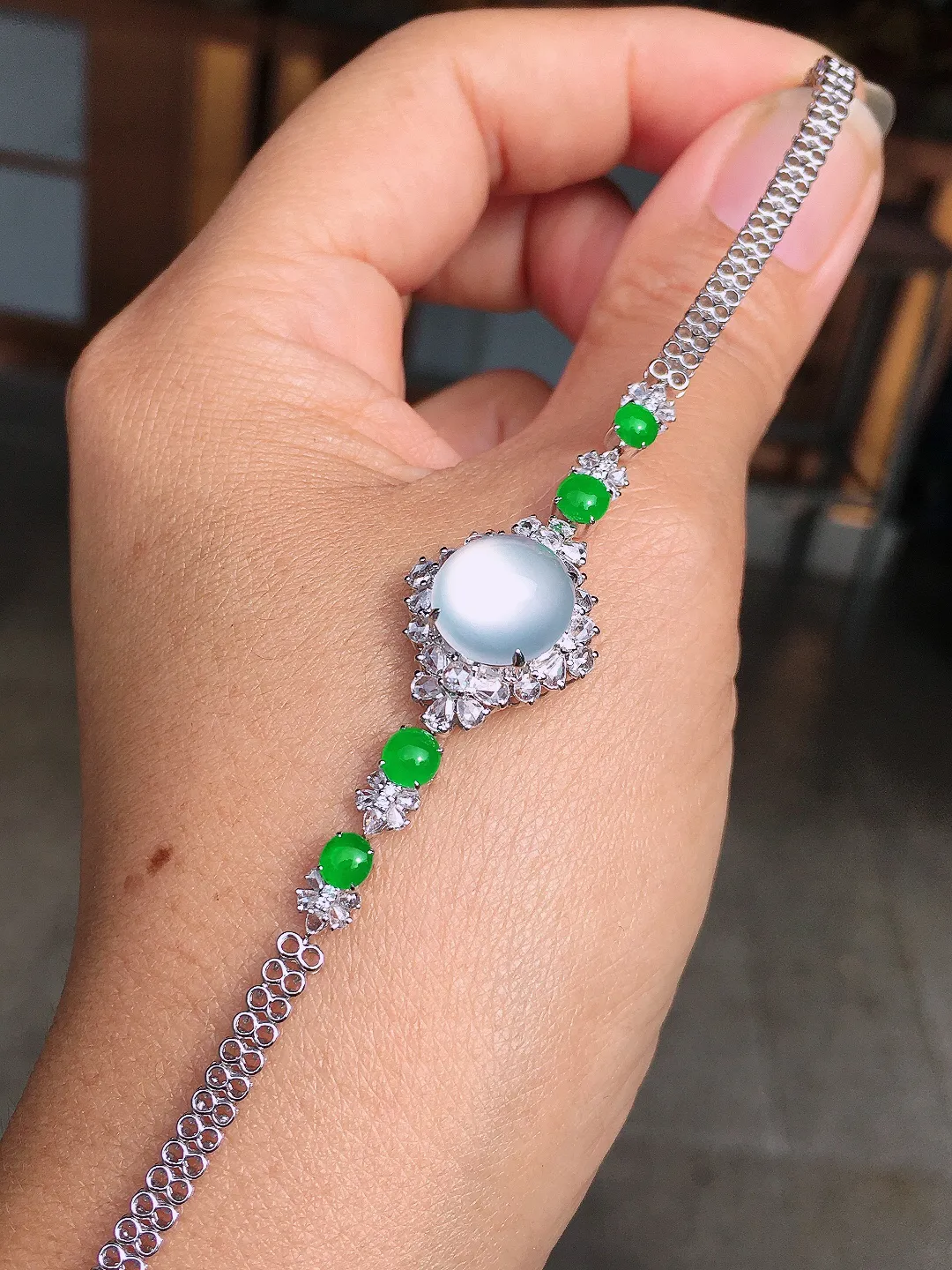 （冰+绿）蛋面手链，色泽均匀艳丽，玉质细腻，荧光感超
强，饱满圆润，尽显优雅气质，18k
金豪华镶嵌