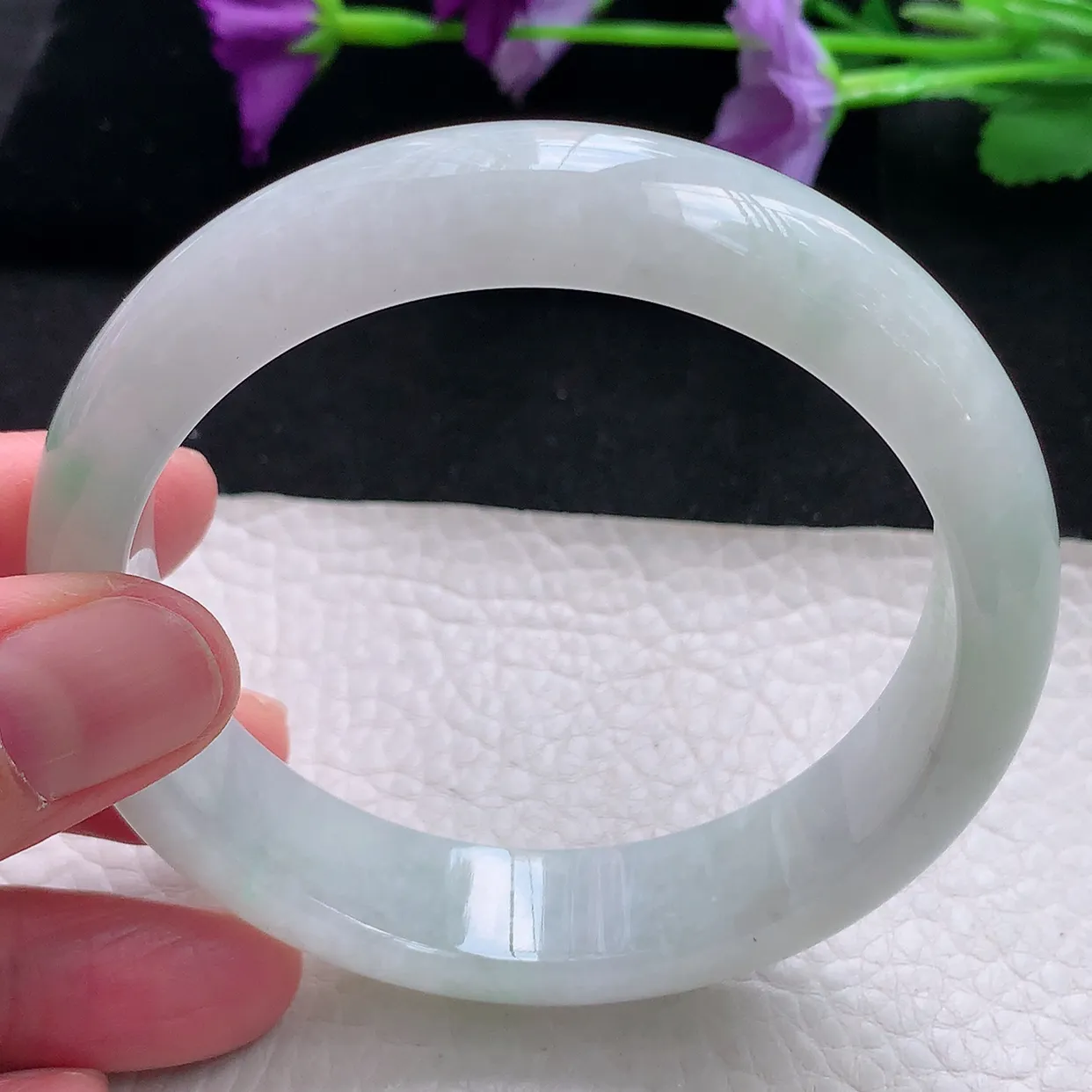 Pj自然光61.5*15*8.2大圈口平安镯 天然缅甸翡翠a货手镯白底飘绿冰透镯子