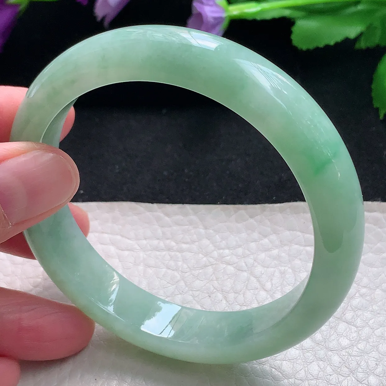 qn自然光58.5*13*8平安镯 天然缅甸翡翠a货手镯浅绿正圈宽边镯子