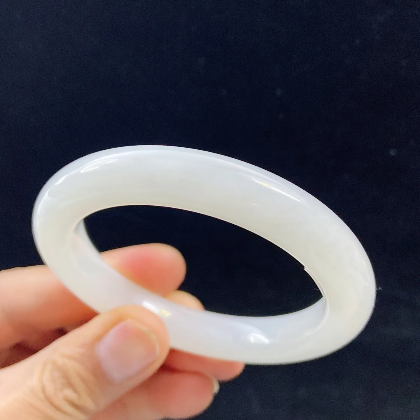 62羊脂白玉手镯和田玉山料手镯62圈口玉质特细腻油润，高脂粉，高品质，萦绕腕间时，古韵不失时尚，素雅