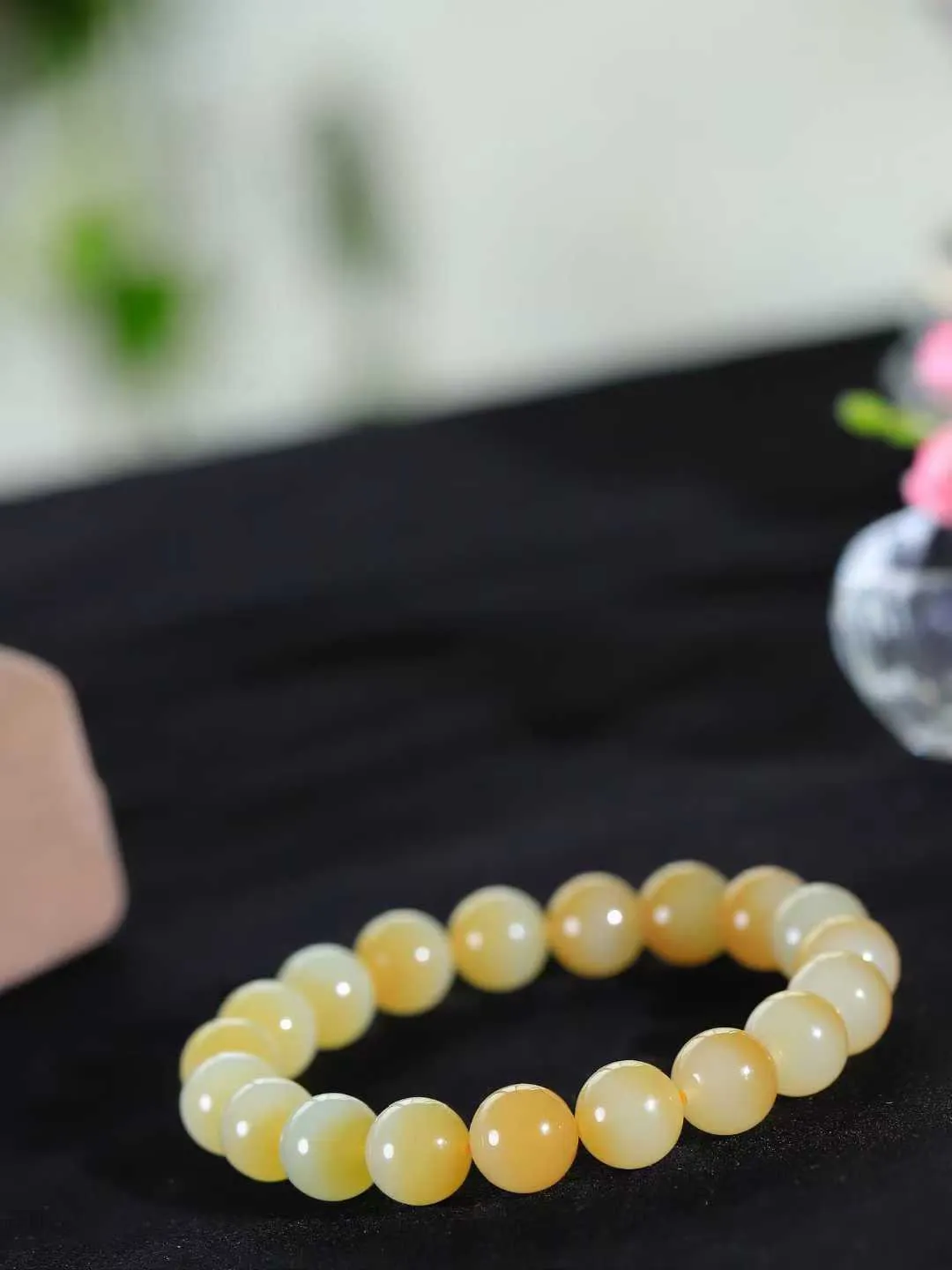 【珠圆玉润.手串】

精品和田玉糖白玉珠圆玉润手串 玉质温润细腻  整串打磨圆润，佩戴舒适。珠珠落玉盘，间关莺语花底滑，一生美好时光，无论身在何处，都有它相伴相守。事事顺遂，幸福美满，吉祥如意。重28.6克 尺寸取一9.9mm  FDA-221043133