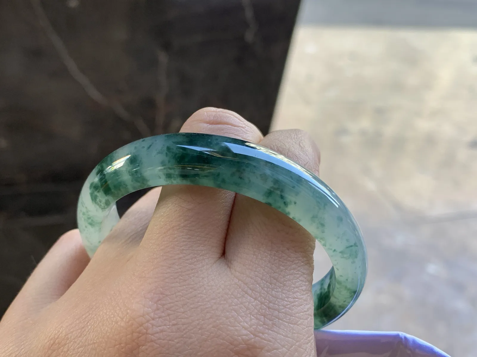 54.5-11.8-7.2

冰飘花贵妃手镯^_^飘花浓郁 种水足 正圈52可以带