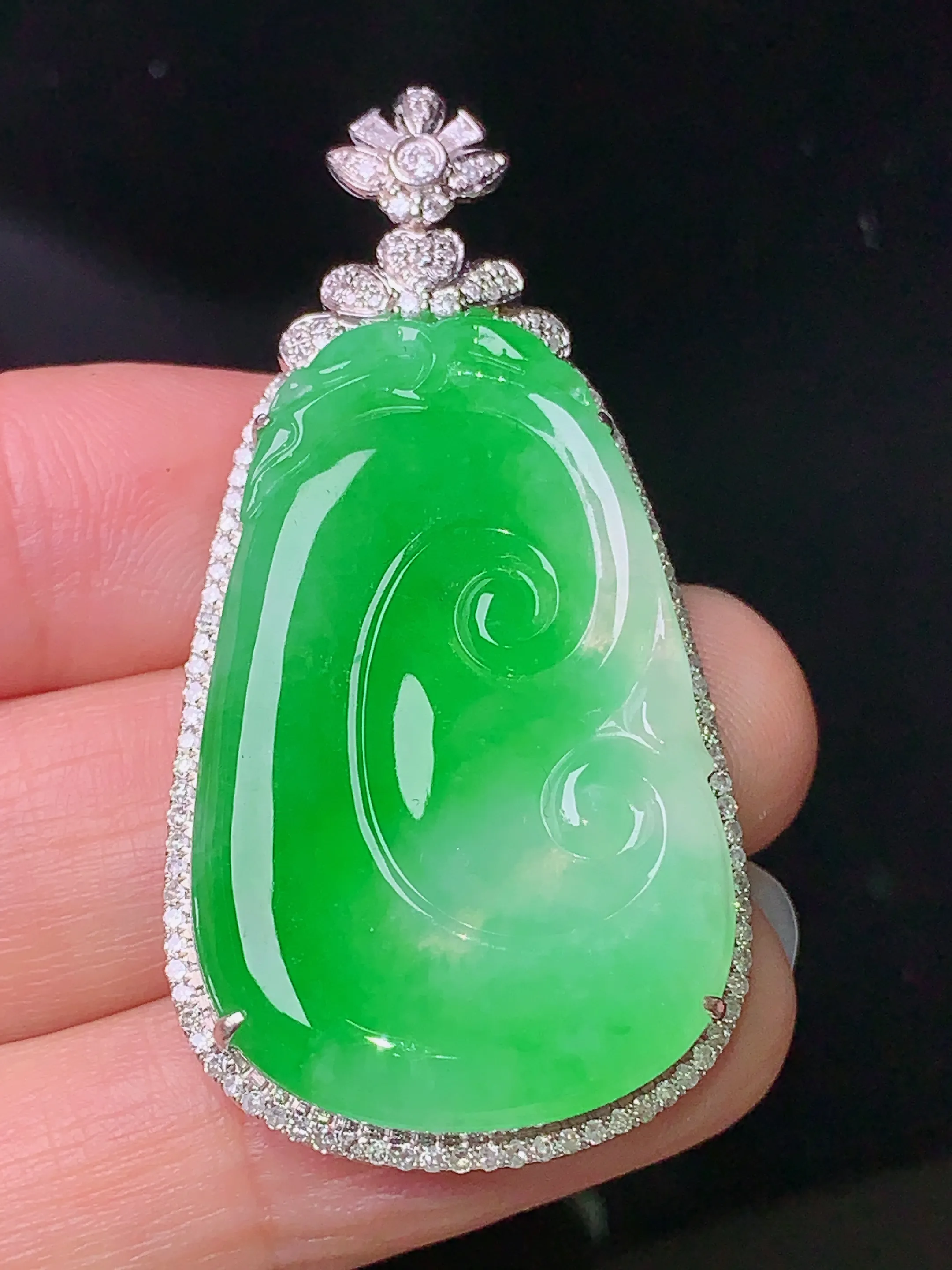 18k金钻镶嵌翠绿如意吊坠 玉质细腻 色泽清新艳丽 整体尺寸48.1*23.8*7.2