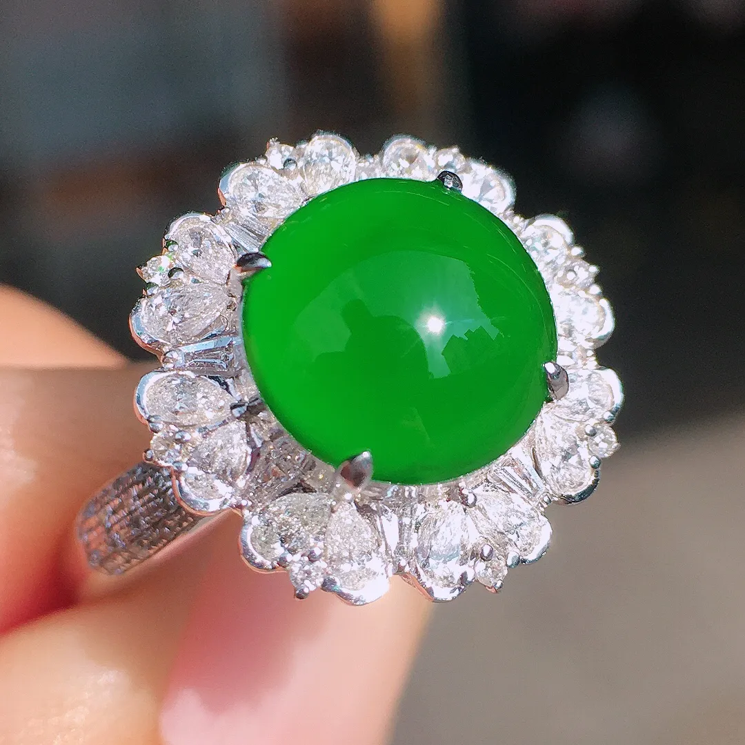 满绿蛋面戒指，色泽均匀浓郁，玉质细腻，荧光感超
强，饱满圆润，尽显优雅气质，18k
金豪华镶嵌