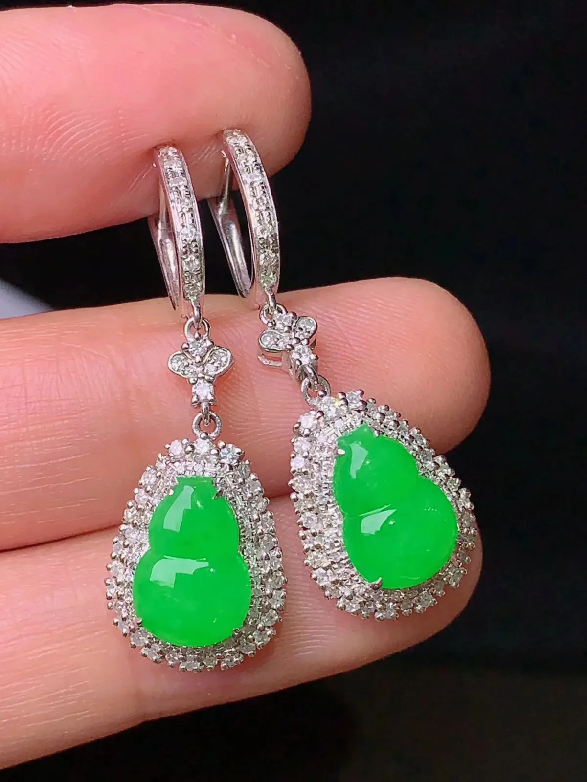 18k金钻镶嵌满绿葫芦耳坠 玉质细腻 色泽艳丽 整体尺寸35.6*11.6*7.5