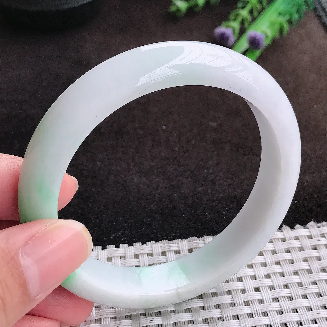 自然光58/12.7/8.6老坑温润飘绿手镯宽边翡翠玉镯美人镯