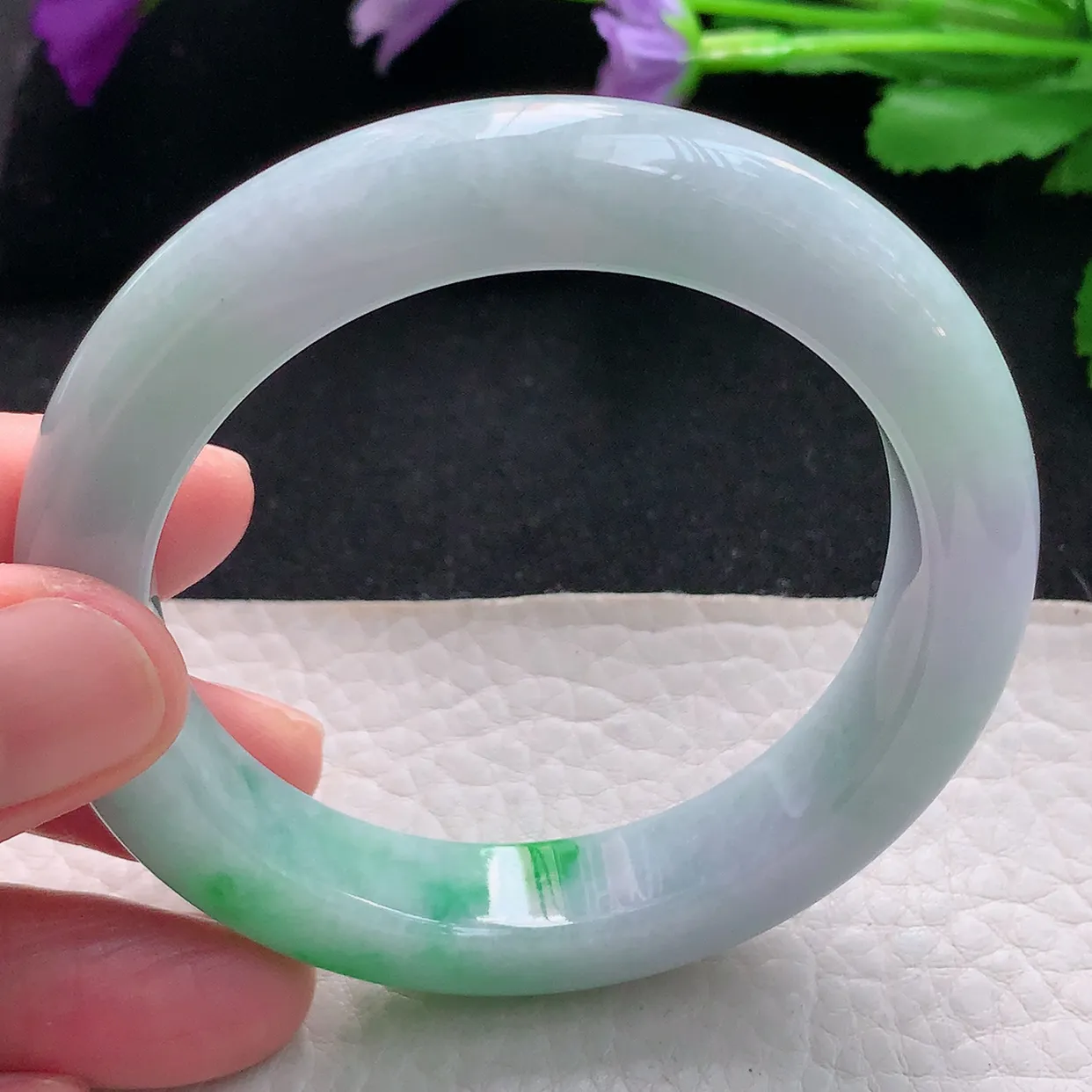 js自然光53.5*11.4*9.2平安镯 天然缅甸翡翠手镯白底青飘阳绿正圈宽边镯子